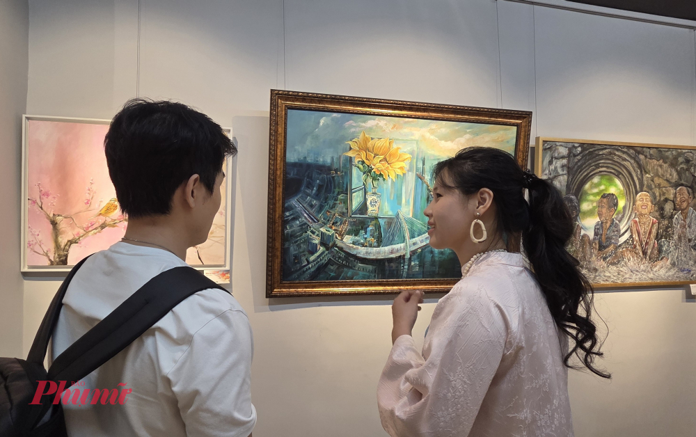 Khách tham quan triển lãm.