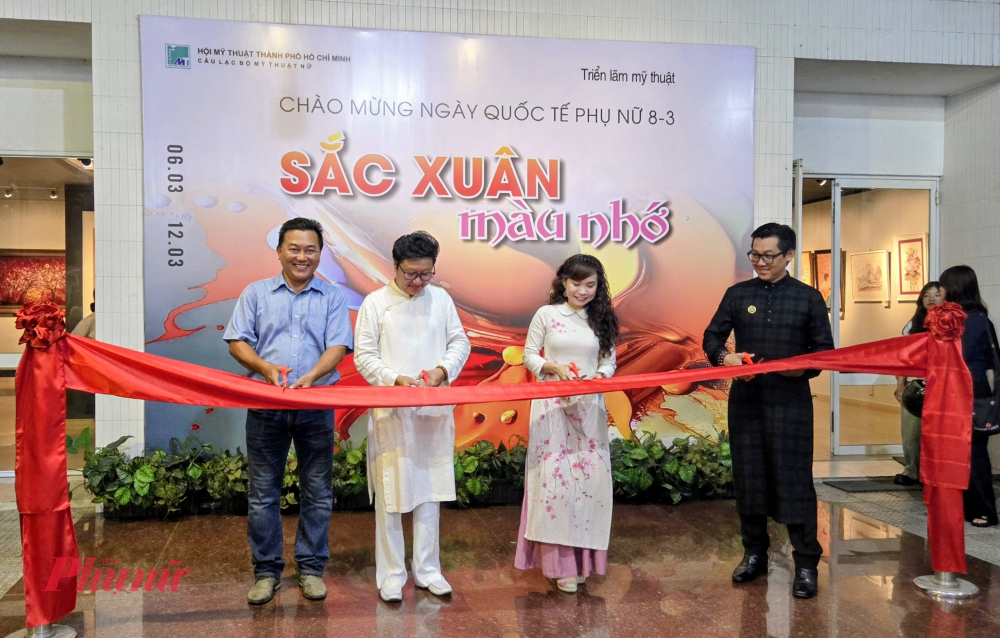 Cắt băng khai mạc triển lãm.