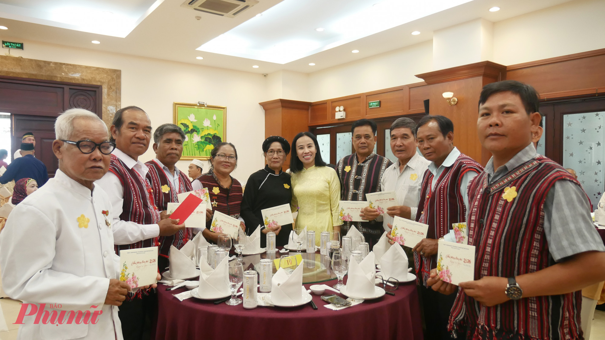 Bà Võ Ngọc Thanh Trúc - tặng thiệp chúc mừng năm mới và chụp hình lưu niệm cùng các đại biểu 