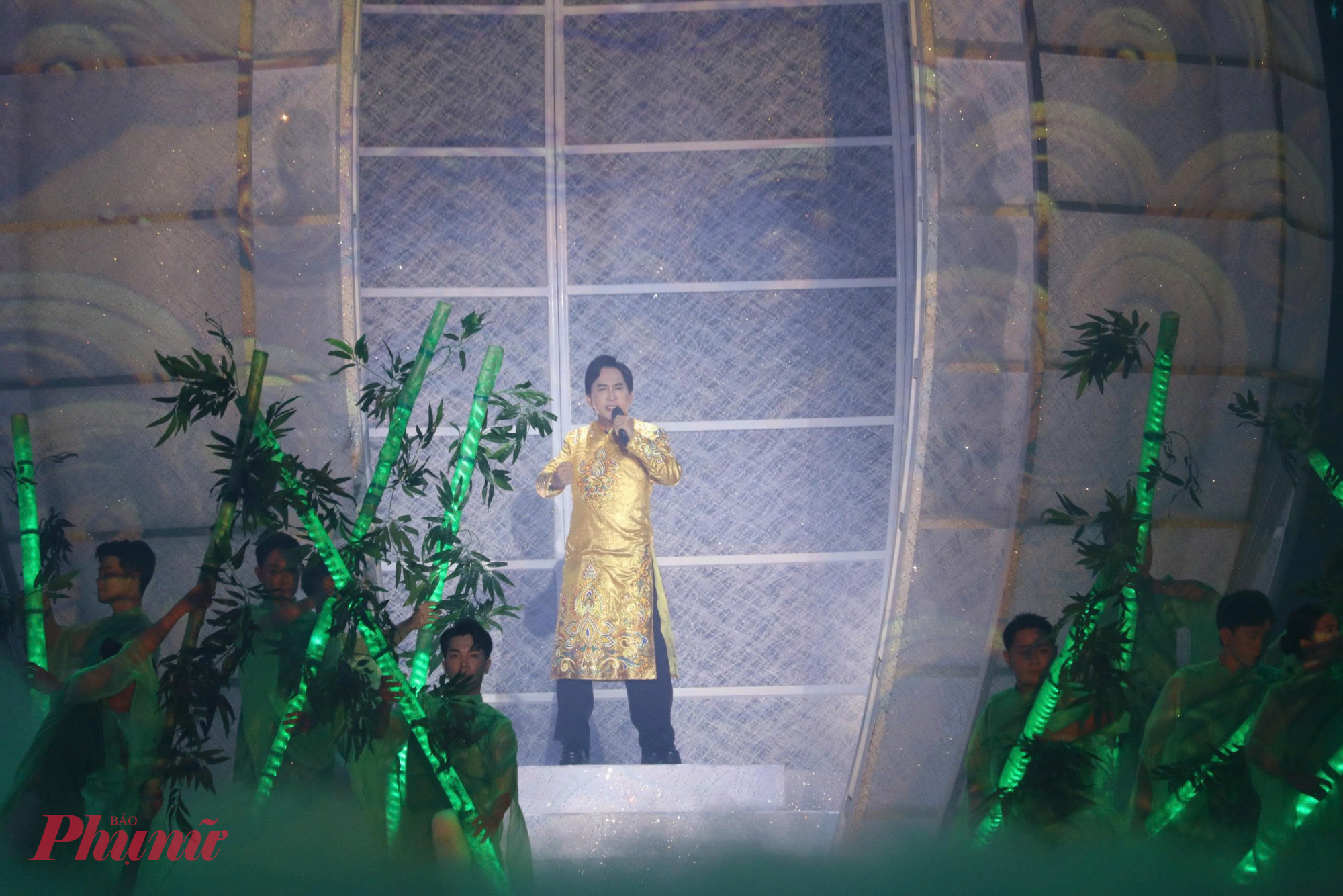 NSƯT Kim Tử Long xuất hiện mở màn đêm khai mạc 