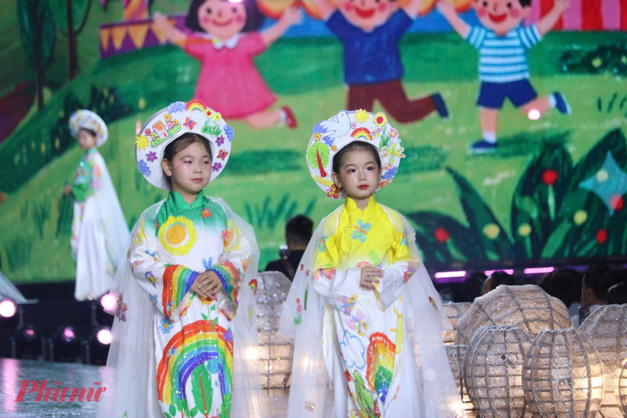 Các em nhỏ trình diễn BST Em hồn nhiên