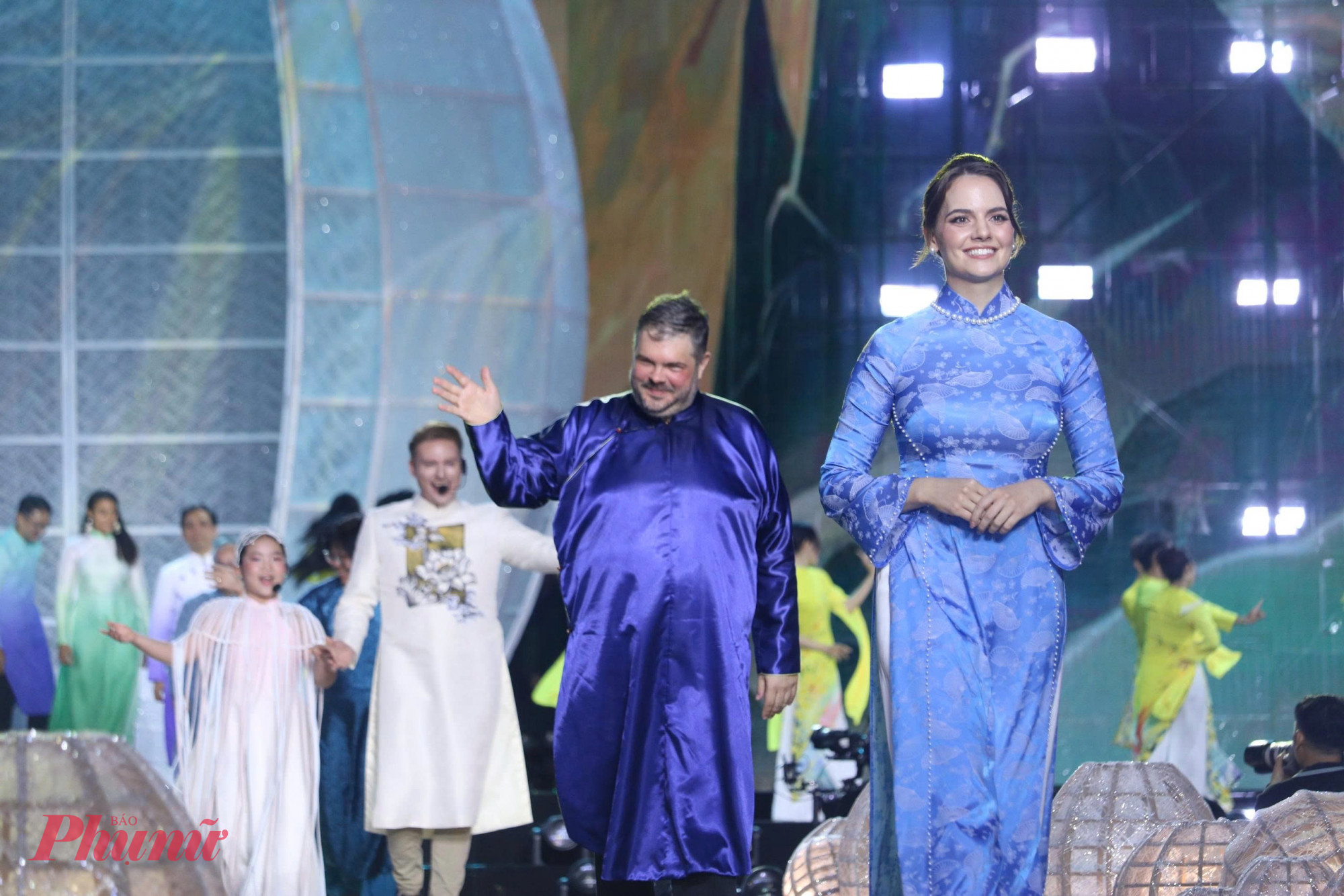 Lãnh đạo các Tổng Lãnh sự quán giao lưu với khán giả trong tà áo dài Việt 