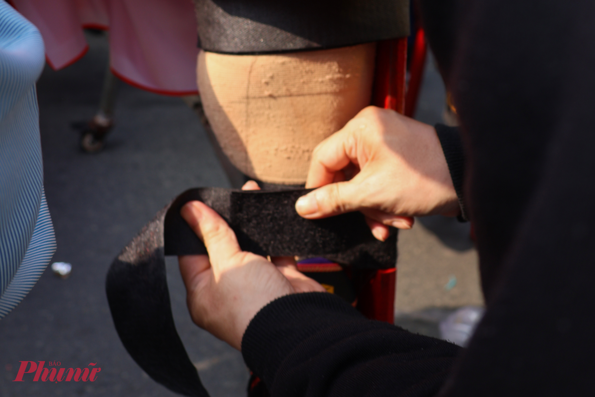 Trước khi bắt đầu diễn hành, chân của các diễn viên được buộc chặt vào cà kheo để đảm bảo không bị tuột trong quá trình biểu diễn.