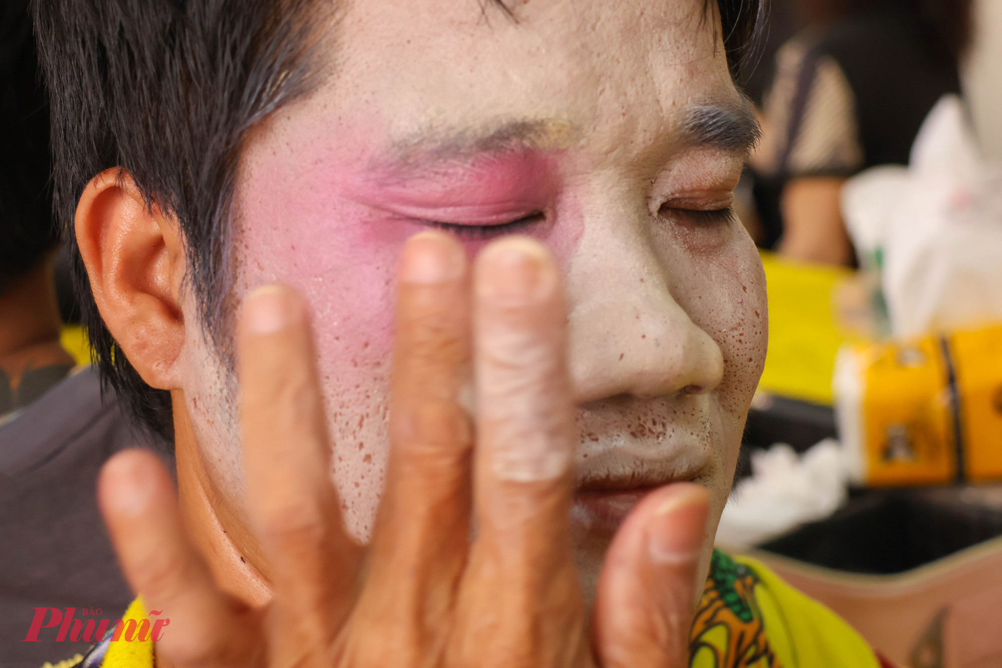 Bên cạnh đó, gò má hồng và mắt, mày cũng được hóa trang đậm màu thông qua bút kẻ chì, màu nước,..