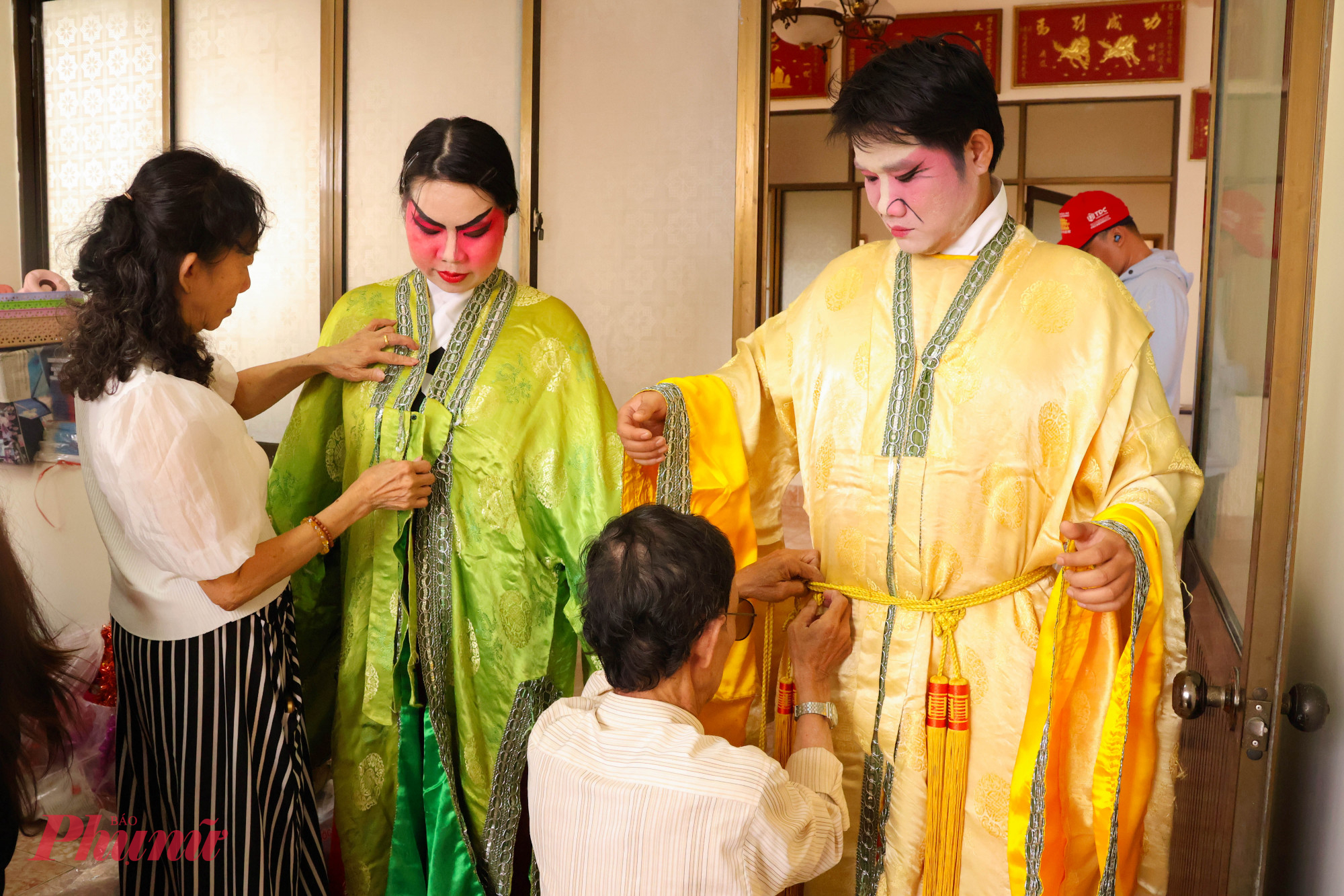  “Người đã đồng hành cùng nghệ thuật biểu diễn đi cà kheo trên 20 năm, với sự thấu hiểu của từng nhân vật, tôi luôn tự tay lựa chọn quần áo biểu diễn được mua trực tiếp từ Trung Quốc và tập luyện cho các diễn viên từ nhiều tháng trước”, Anh Trương Khanh (38 tuổi) chia sẻ.