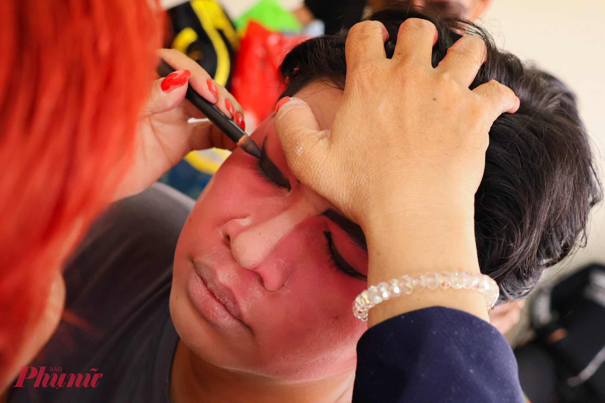 Phong cách hóa trang của các nhân vật Bát Tiên được các thành viên trong đoàn phỏng theo kiểu trang điểm tuồng cổ. Điểm nổi bật của phong cách này là ngũ quan được làm đậm để thể hiện sắc khí của nhân vật. 