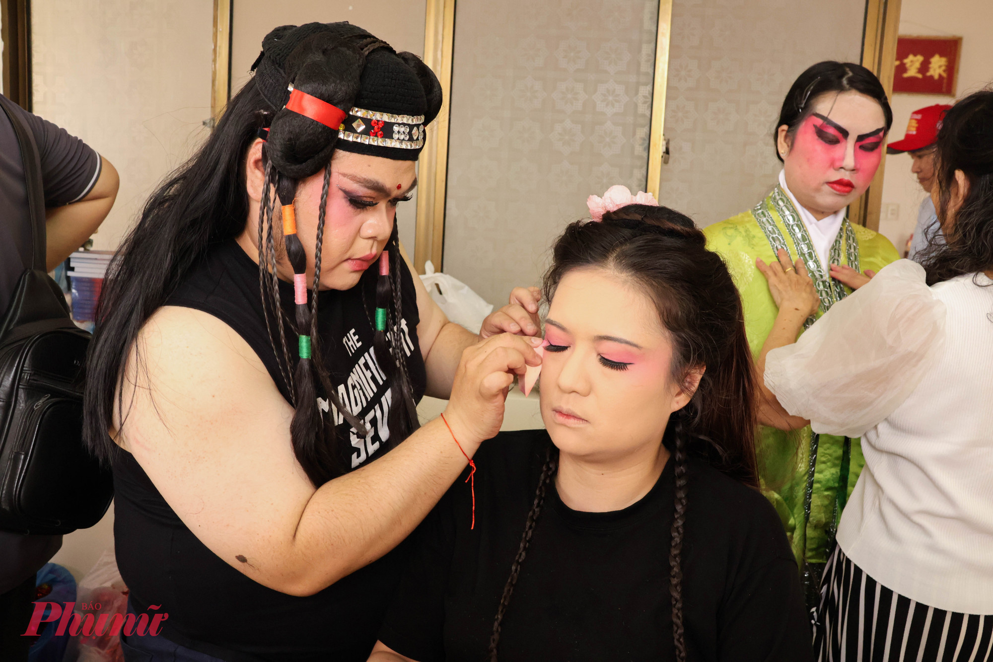 Theo một số thành viên trong đoàn cho biết, để có thể hoàn tất chỉnh chu công đoạn hóa trang, đoàn đã bắt đầu hóa trang và chuẩn bị dụng cụ trước 3 tiếng.