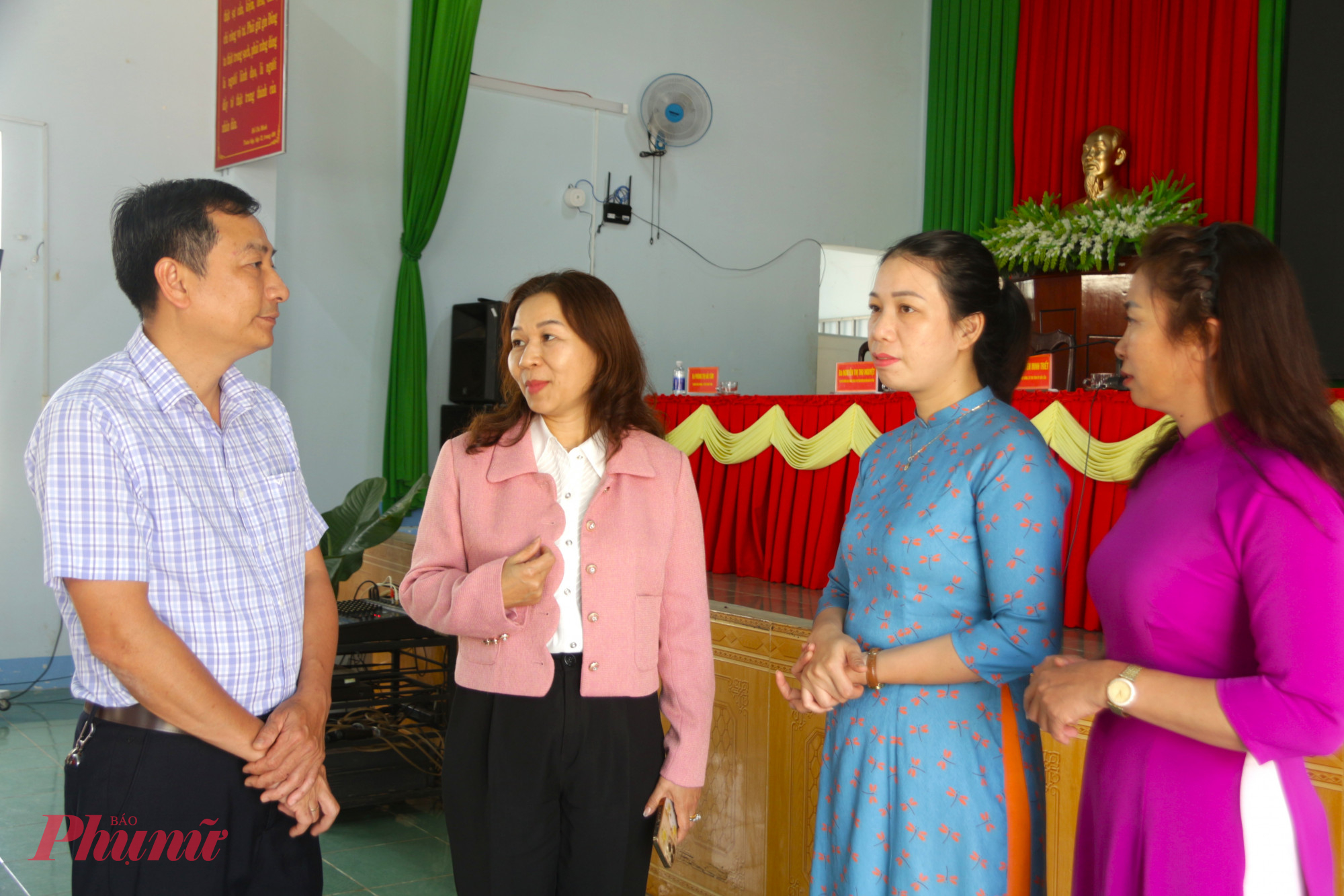 Nữ bác sĩ H Bê Niê (thứ hai từ trái qua) luôn trăn trở về công tác chăm sóc sức khỏe cho cộng đồng, đặc biệt là đồng bào dân tộc thiểu số