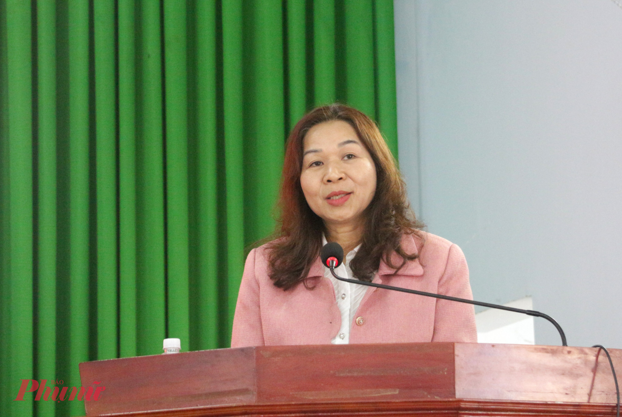 Bà H Bê Niê trình bày chương trình hành động của mình tại hội nghị tiếp xúc cử tri