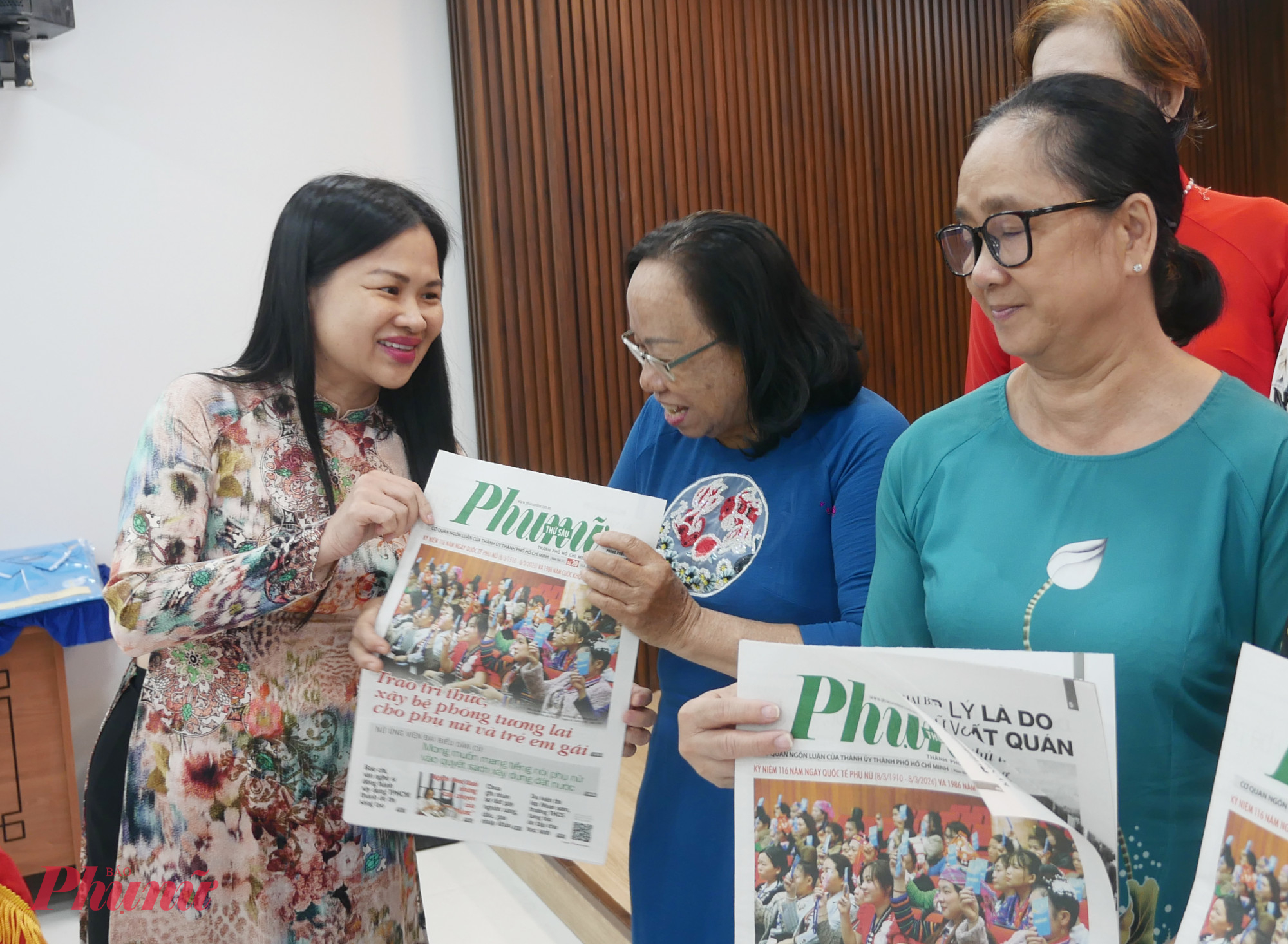 à Phạm Thị Vân Anh - Phó tổng Biên tập Báo Phụ nữ TPHCM - tặng Báo Phụ nữ đến các chi hội phụ nữ 
