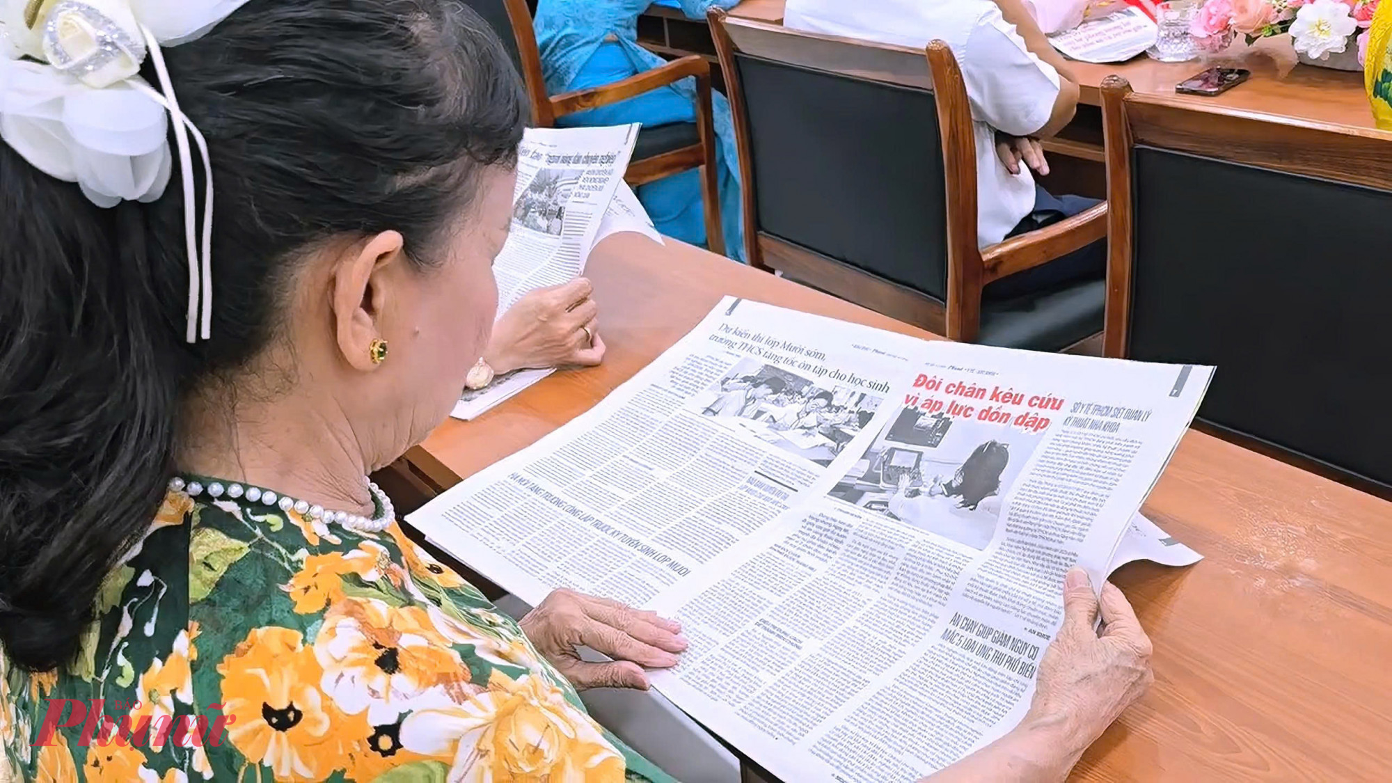 Các bộ, hội viên phụ nữ cùng đọc Báo phụ nữ tại chương trình 