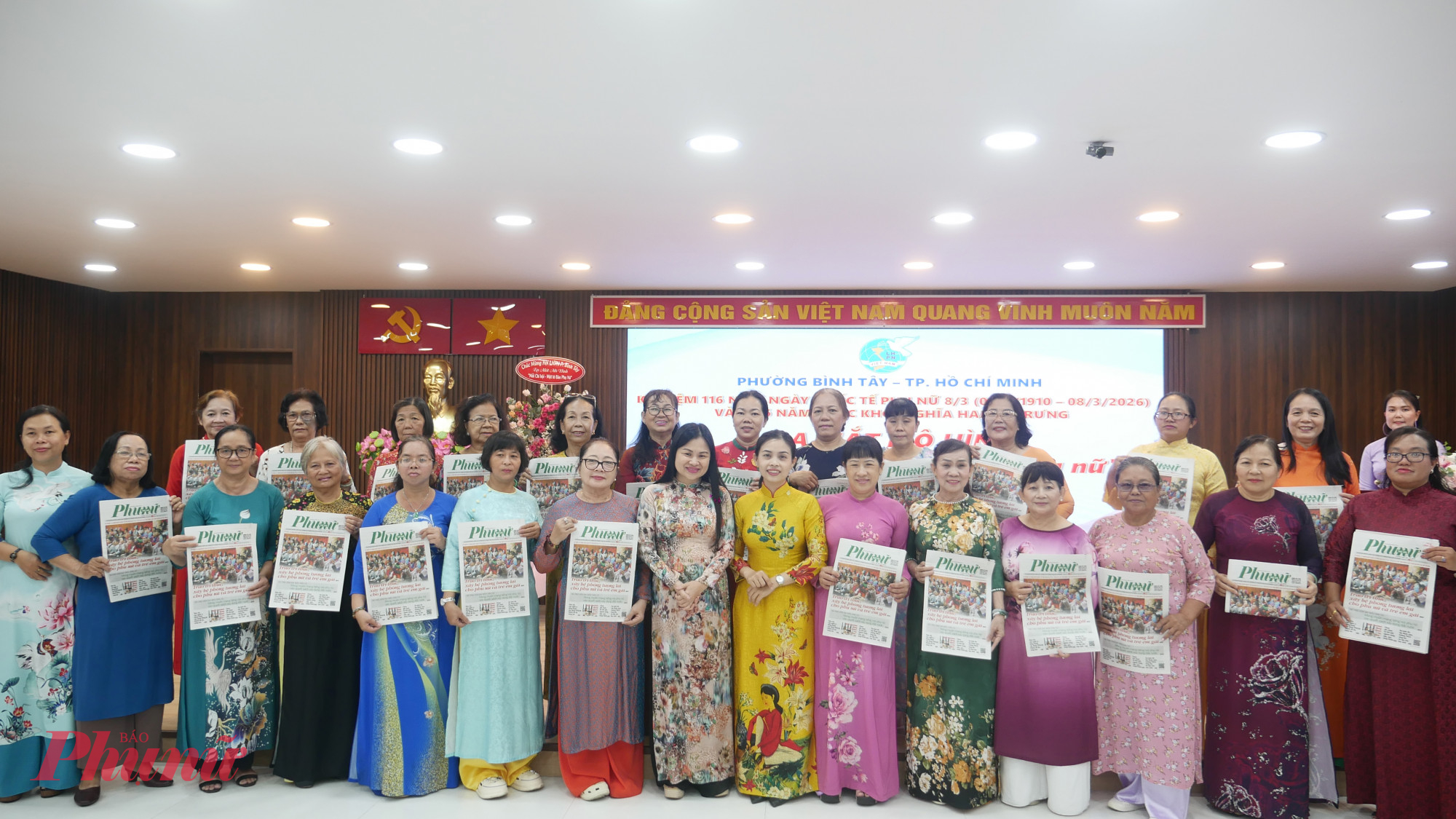 Nhân dịp ra mắt mô hình, Hội LHPN phường Bình Tây và Báo Phụ nữ gửi tặng Báo Phụ nữ đến cac chi hội 