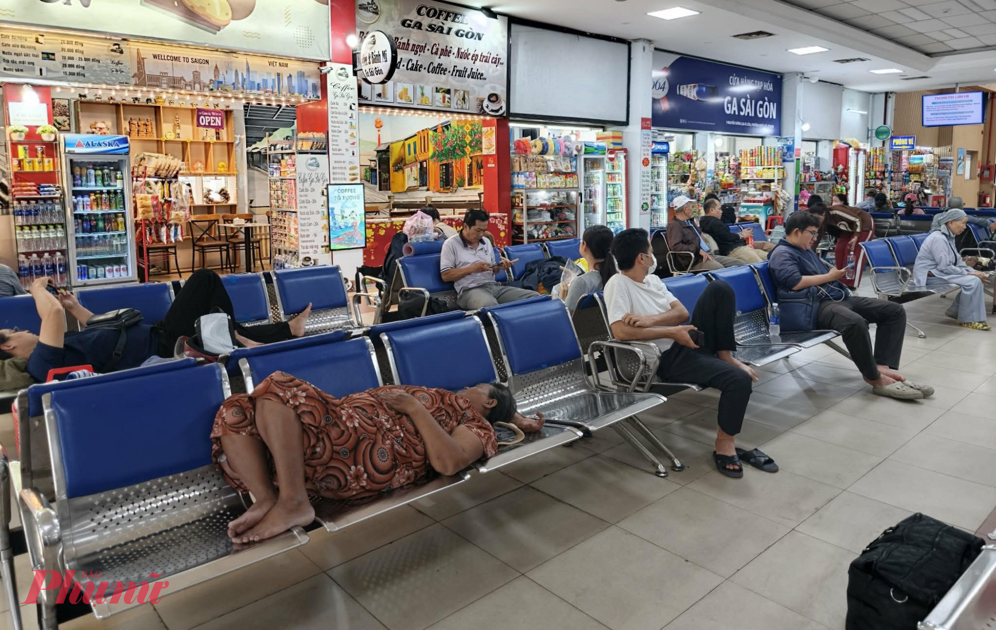 Hiện ga Sài Gòn đang có đông hành khách chờ sau sự cố đường sắt qua cầu Ghềnh bị gián đoạn - Ảnh: Nguyễn Văn