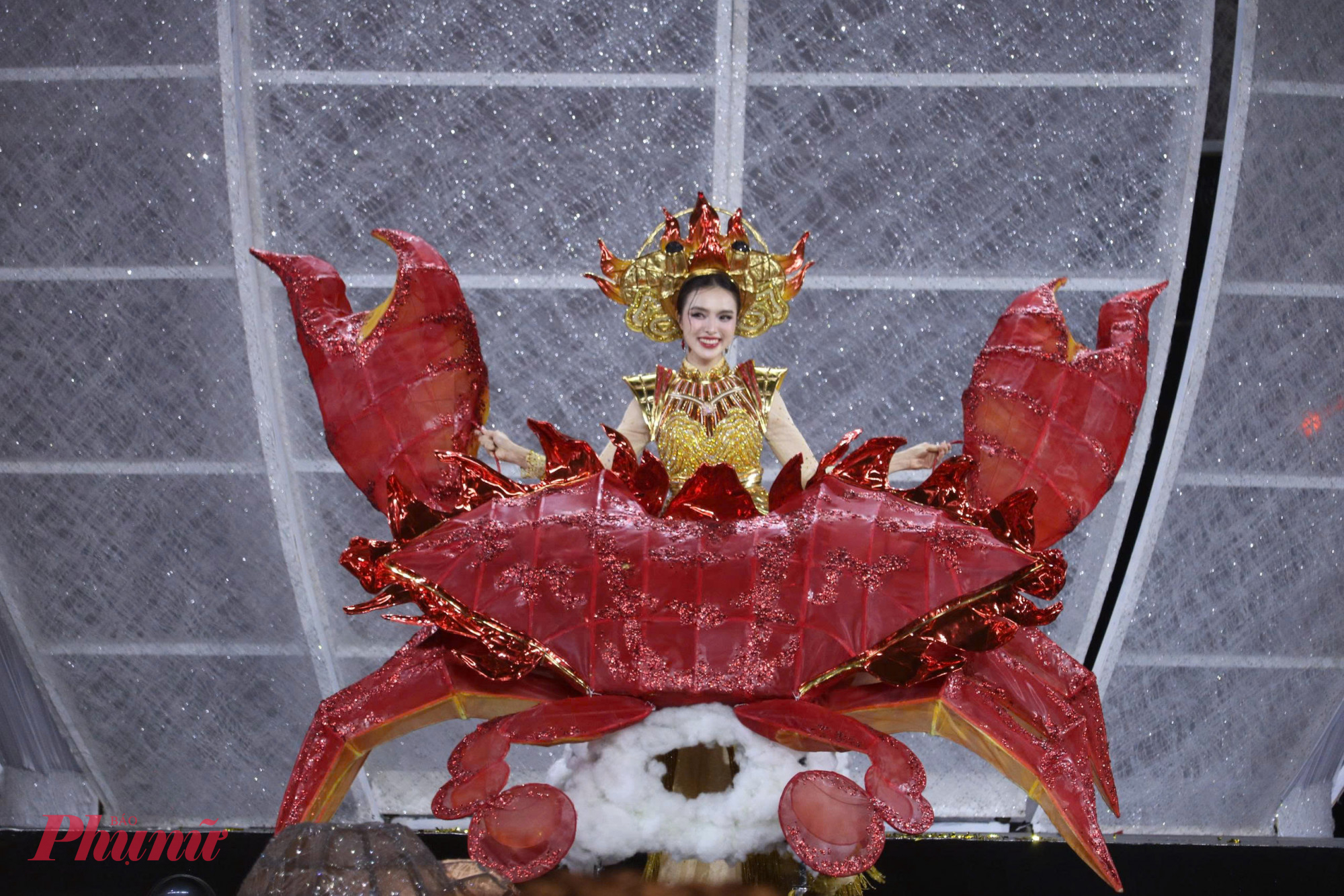 Hoa hậu Minh Kiên và Á hậu Hạnh Nguyên rực rỡ trong BST Rực rỡ Việt Nam được lấy từ chất liệu văn hóa và bản sắc dân tộc