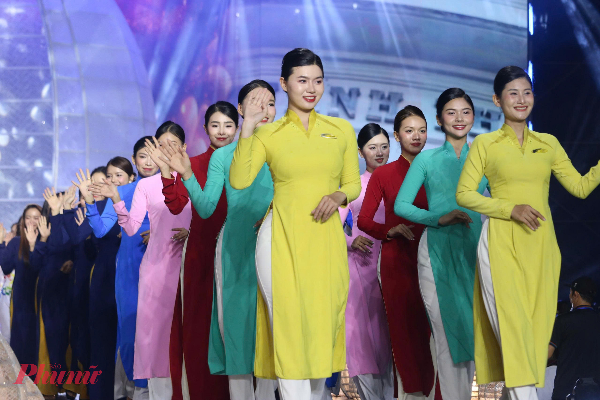 BST “Bay cao Việt Nam” với sự tham gia trình diễn của các cơ quan, các doanh nghiệp, trường học, công ty du lịch, nhà hàng, khách sạn trên địa bàn TPHCM