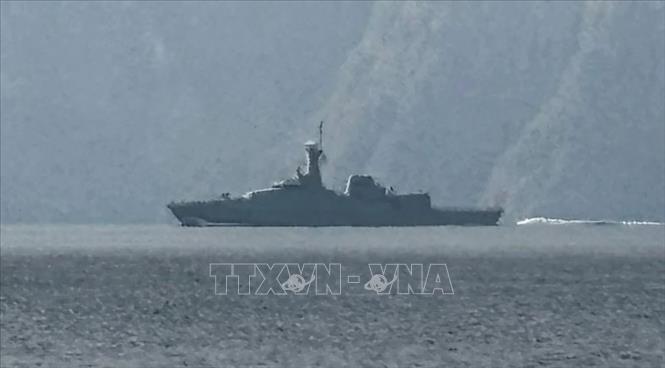 Tàu của hải quân tuần tra tại eo biển Hormuz ngày 1/3/2026. Ảnh: rnz.co.nz/TTXVN