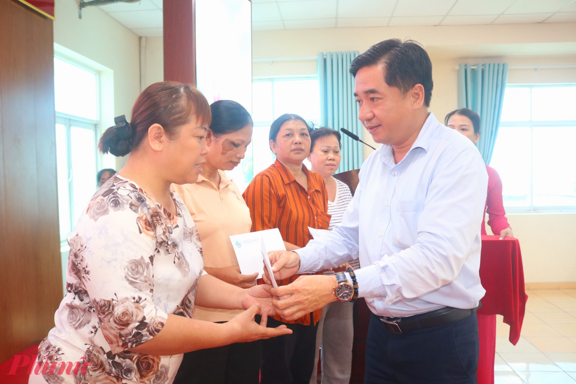 Ông Mai Tiến Dũng – Phó bí thư thường trực Đảng ủy phường Bình Hưng Hòa – trao vốn do Hội LHPN phường chuẩn bị để hỗ trợ các dì, các chị - Ảnh: Mẫn Nhi