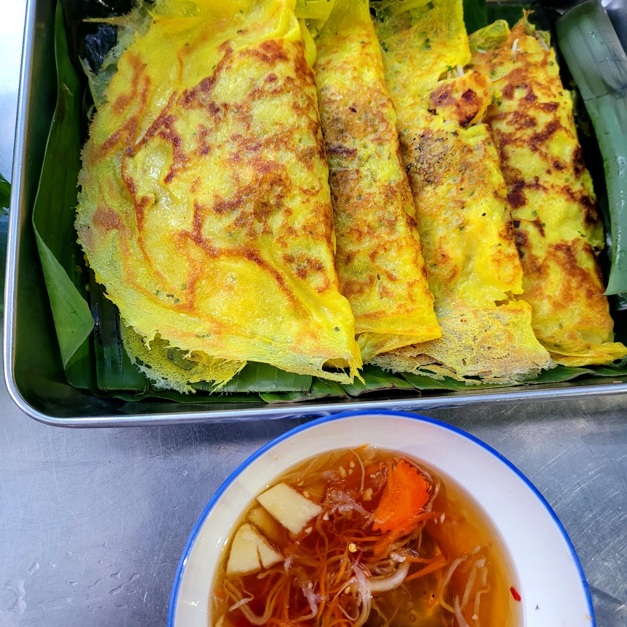 Theo Michelin, bánh xèo ngon nhất là khi vừa chiên xong và ăn vào những tháng mùa đông hay mùa thu mát mẻ. Mỗi vùng miền của Việt Nam có đặc điểm khí hậu riêng, nên hương vị và độ tinh tế của bánh xèo cũng mang đặc trưng khác nhau - Ảnh: Tuyết Nhung