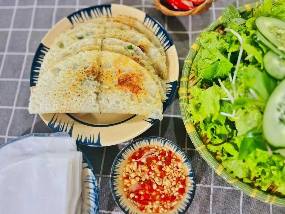 Bánh Xèo 76 - 85A Lê Văn Hưu, phường Ngũ Hành Sơn, Đà Nẵng. Đây là quán mang hương vị bánh xèo truyền thống Quảng Ngãi với gạo làm bánh được mang từ Quảng Ngãi ra. Bột bánh ở đây tươi ngon, không pha bột chiên giòn, không phẩm màu và không có trứng. Bánh được làm tại chỗ và quán không bán bánh chiên lại. Ngoài bánh xèo, quán còn có ram bắp (chả giò) và bún thịt tướng - Ảnh: Bánh xèo 76