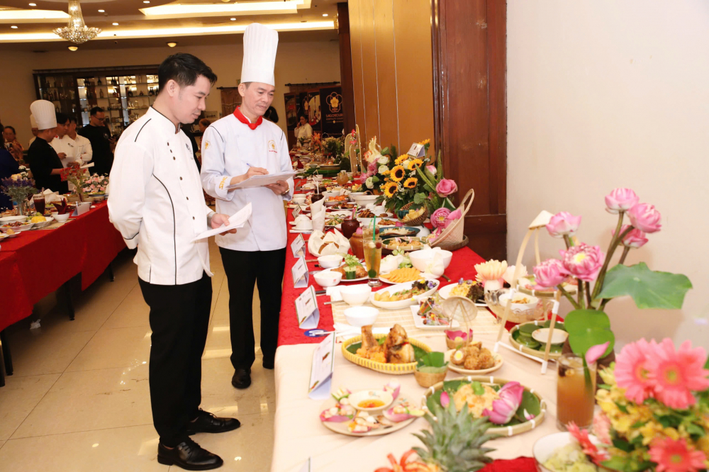 Ban giám khảo chấm thi vòng chung kết Kheo tay kỹ thuật tại Trường Trung cấp Du lịch và khách sạn Saigontourist. 