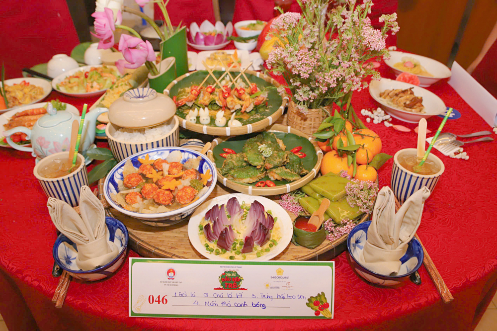 Học sinh thực hành món ăn khá chỉn chu, chuyên nghiệp tại Hội thi Khéo tay kỹ thuật.