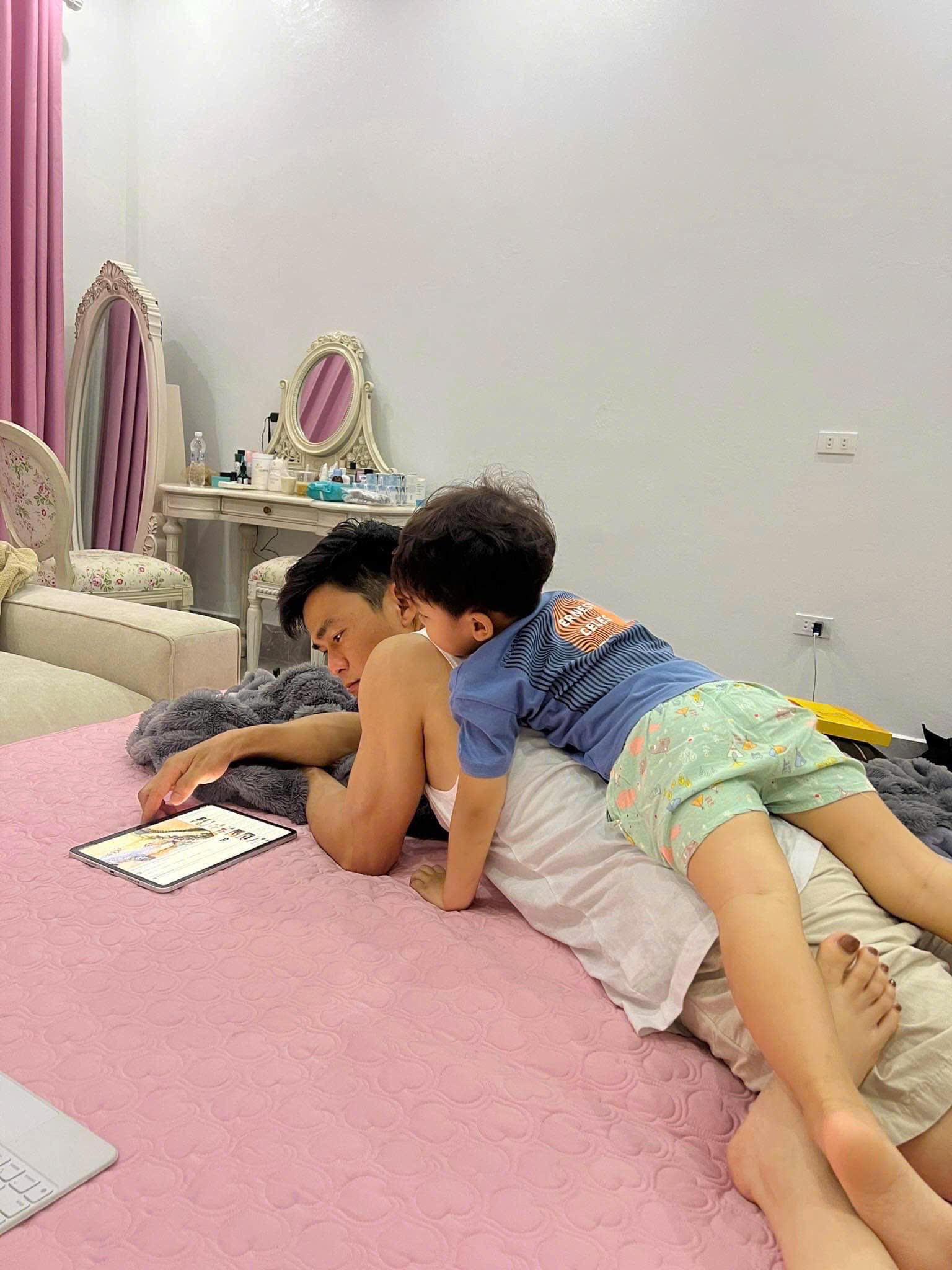 Sự quấn quýt của bé Bo (con trai của nữ ca sĩ) bên người đàn ông của mình có lẽ chính là chất xúc tác của tình cảm này. Thậm chí, ở một đoạn video mới chia sẻ, bé Bo còn dự định sẽ nắm tay bố Cương trong lễ cưới của mẹ mình. - Ảnh: FBNVcảm 