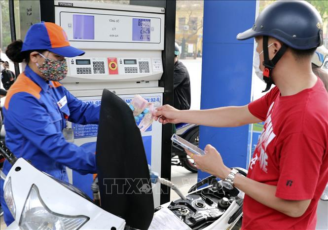 Mua, bán xăng tại một điểm kinh doanh của Petrolimex. Ảnh: Trần Việt/TTXVN