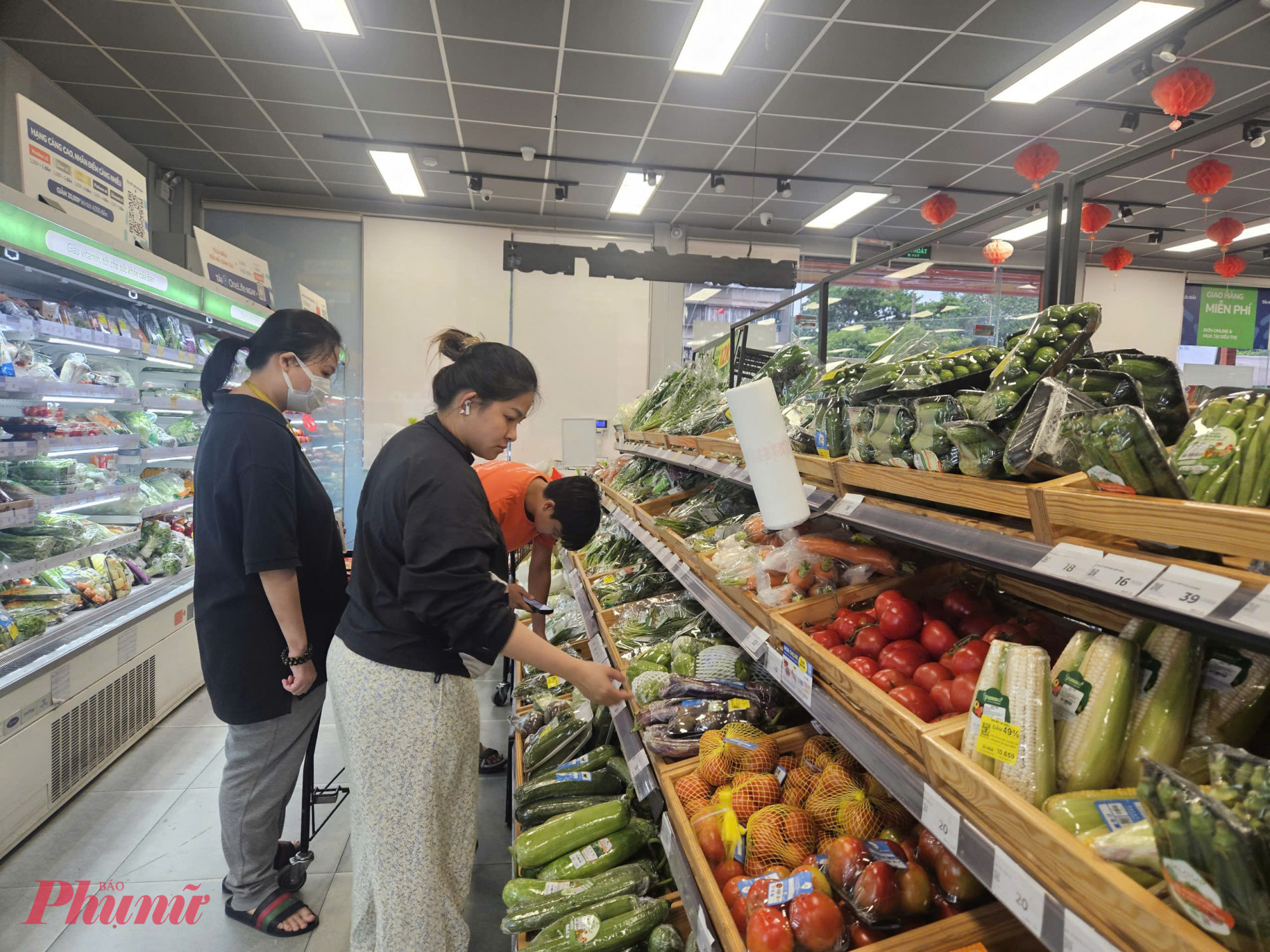 khách mua sắm chủ yếu tập trung vào các mặt hàng thực phẩm thiết yếu phục vụ bữa ăn gia đình, thay vì các sản phẩm quà tặng.