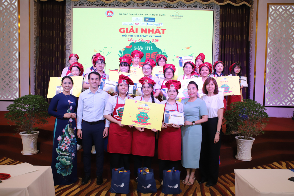 Nhóm thí sinh đạt giải nhất tại Hội thi Khéo tay kỹ thuật năm 2026.