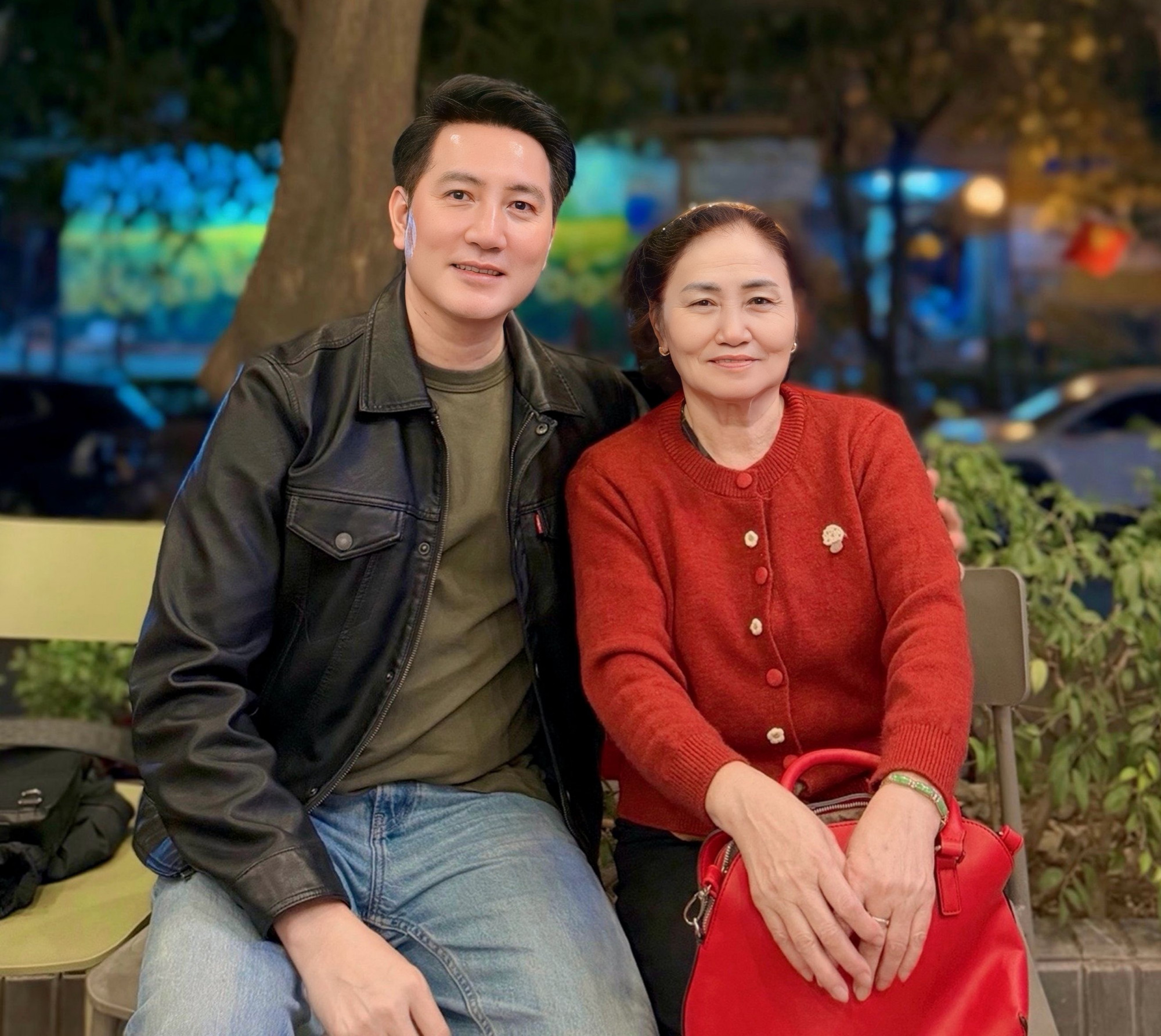 Ca sĩ Nguyễn Phi Hùng bên mẹ yêu thương - Ảnh do nhân vật cung cấp