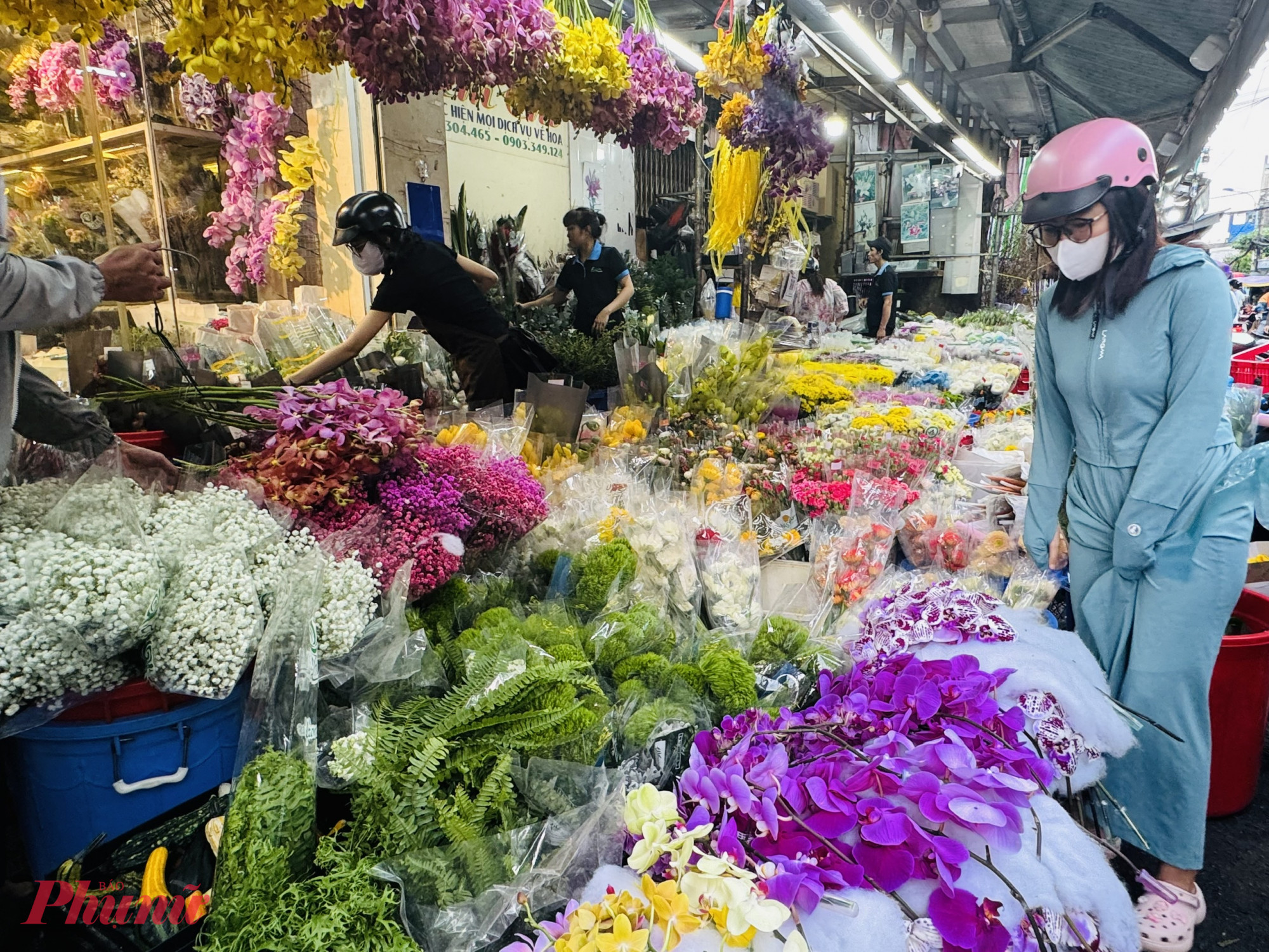 Ghi nhận tại chợ hoa Hồ Thị Kỷ, phường Vườn Lài, do ảnh hưởng trời mưa, người dân thắt chặt chi tiêu nên nhu cầu mua hoa tặng nhau dịp lễ 8/3 giảm mạnh.