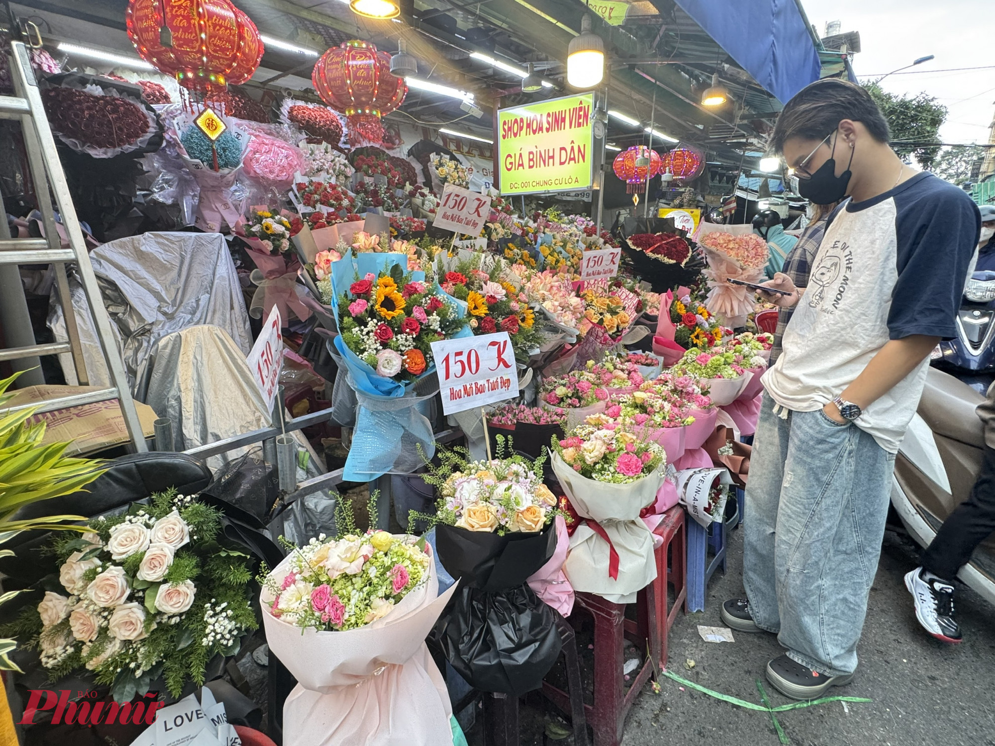 hoa hồng giống ngoại được trồng tại Đà Lạt, bình thường có giá khoảng 200.000 đồng/bó 30 bông thì nay tăng lên 650.000 đồng/bó.