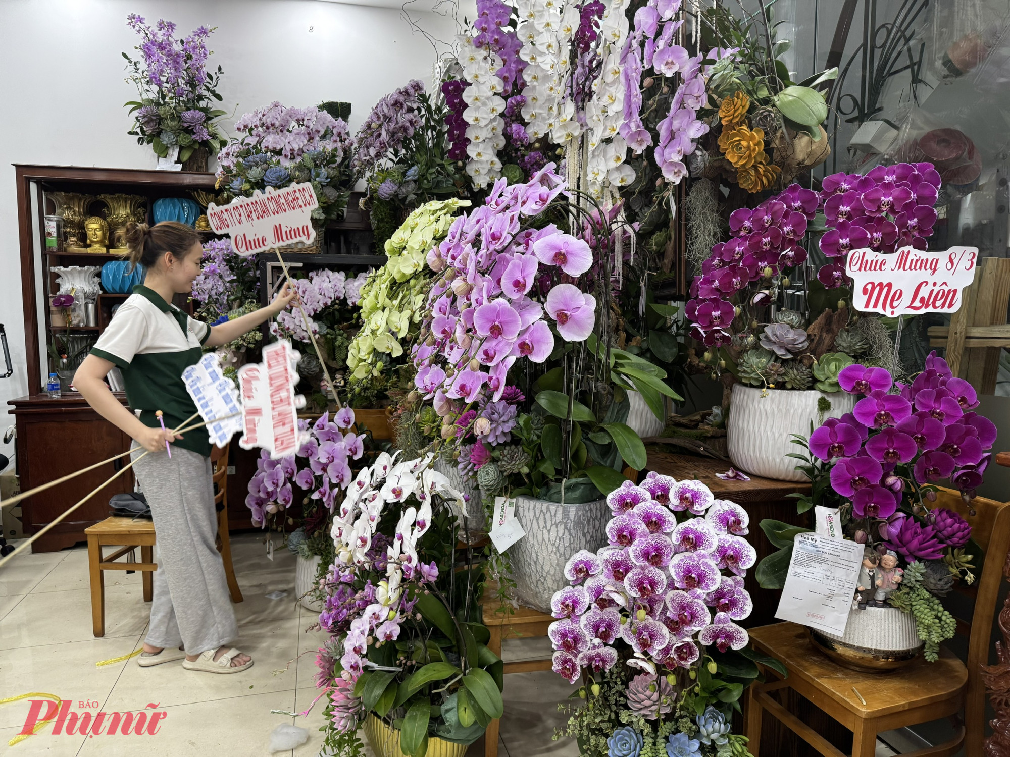 Bà Nguyễn Thị Mỹ - Giám đốc Công ty Hoa Mỹ Floral - cho biết năm nay thị trường hoa tươi có nhiều biến động do ảnh hưởng từ căng thẳng địa chính trị trên thế giới. Theo đó, nguồn cung một số loại hoa nhập khẩu bị gián đoạn, kéo theo giá hoa tại Đà Lạt tăng mạnh.