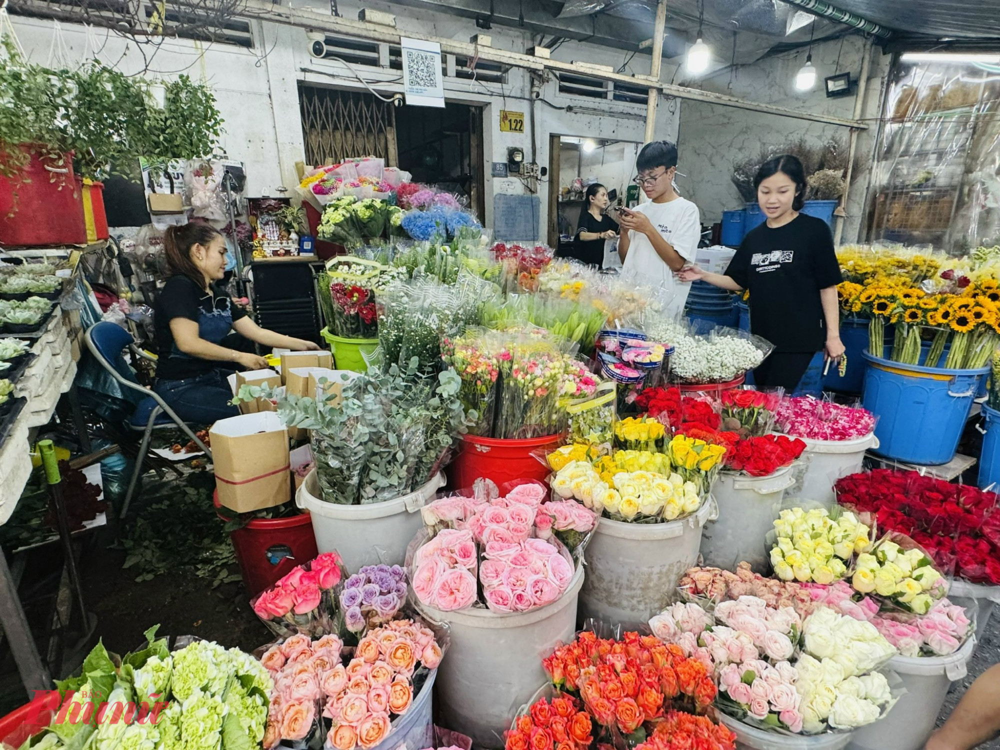 Nhiều tiểu thương cho biết lượng khách năm nay giảm rõ rệt so với mọi năm, phần lớn người mua chỉ chọn những bó hoa nhỏ hoặc chuyển sang các món quà có giá trị vừa phải. Trong khi đó, giá hoa lại tăng mạnh, khiến thị trường càng trầm lắng hơn.