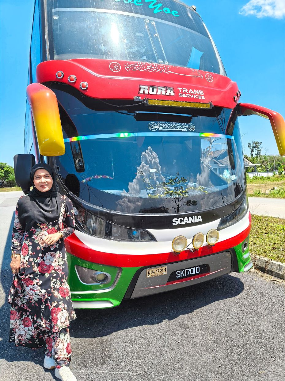 Điều khiển chiếc xe buýt lớn như thế này không phải là điều dễ dàng với cô Siti Azmira. Thế nhưng cô đã làm được - Nguồn ảnh: The Star