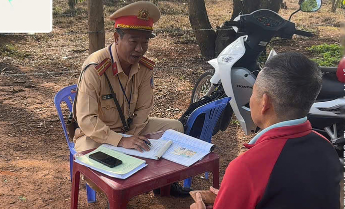 CSGT Quảng Ngãi làm việc với tài xế xe biển xanh vi phạm quy định_Ảnh: CSGT Quảng Ngãi.