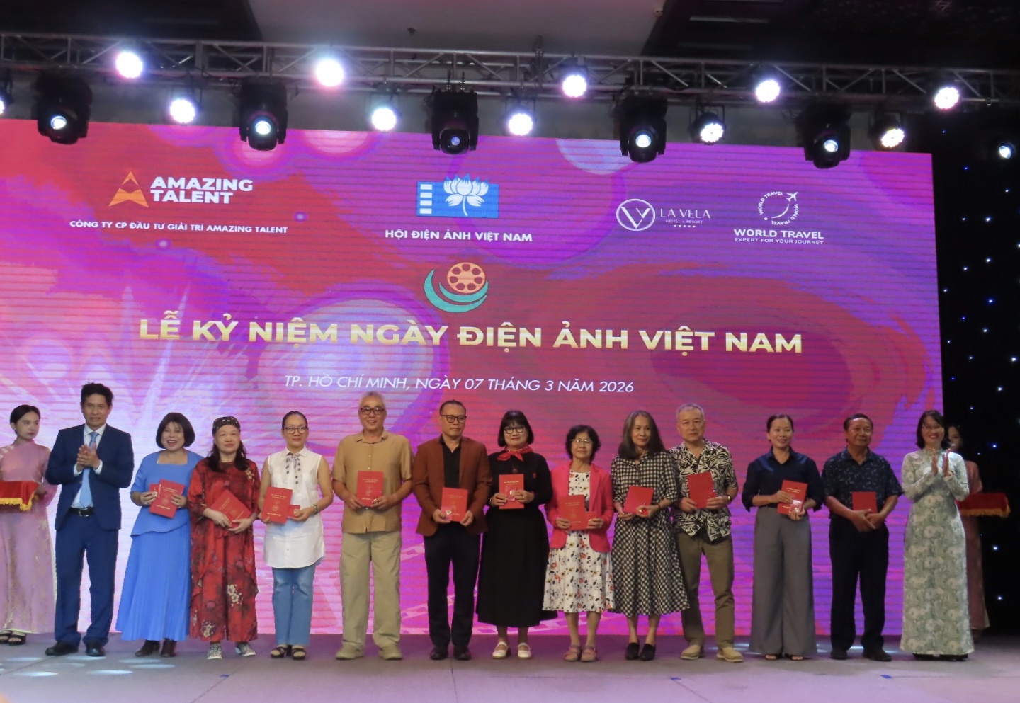 Phó Chủ tịch UBND TPHCM Nguyễn Thị Diệu Thuý ( bìa phải) trao bằng khen cho các hội viên có nhiều đóng góp cho sự phát triển của Hội Điện ảnh VN