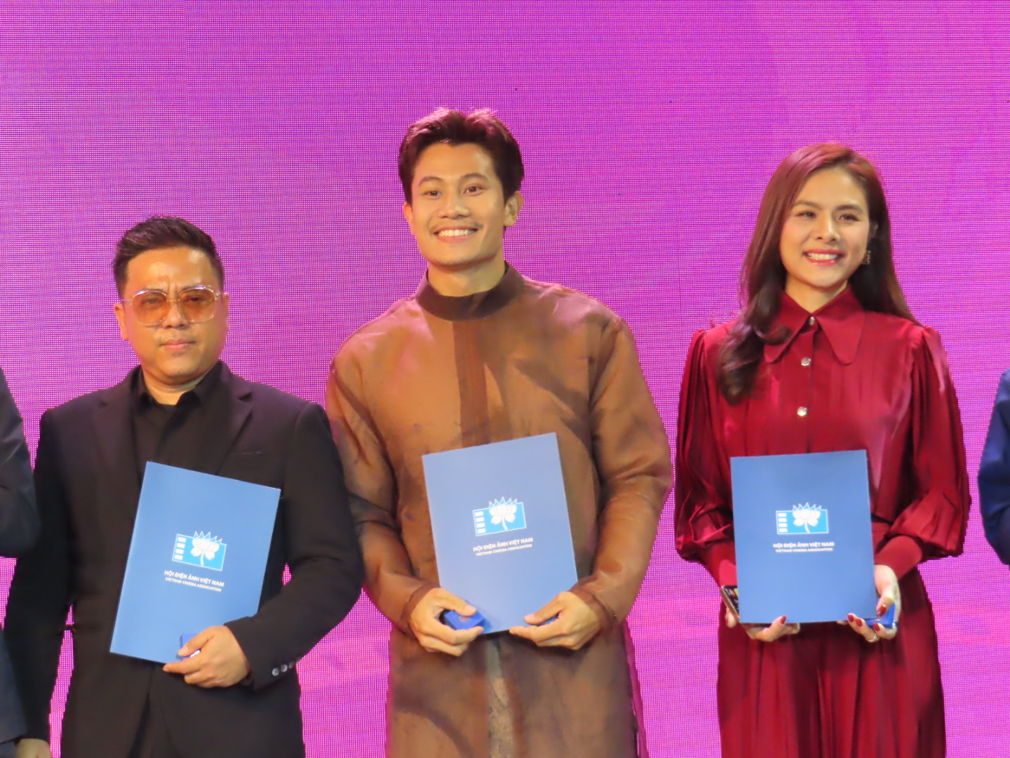 Đạo diễn Lê Thanh Sơn, diễn viên Phương Nam và diễn viên Vân Trang được kết nạp vào Hội Điện ảnh Việt Nam chiều ngày 7/3