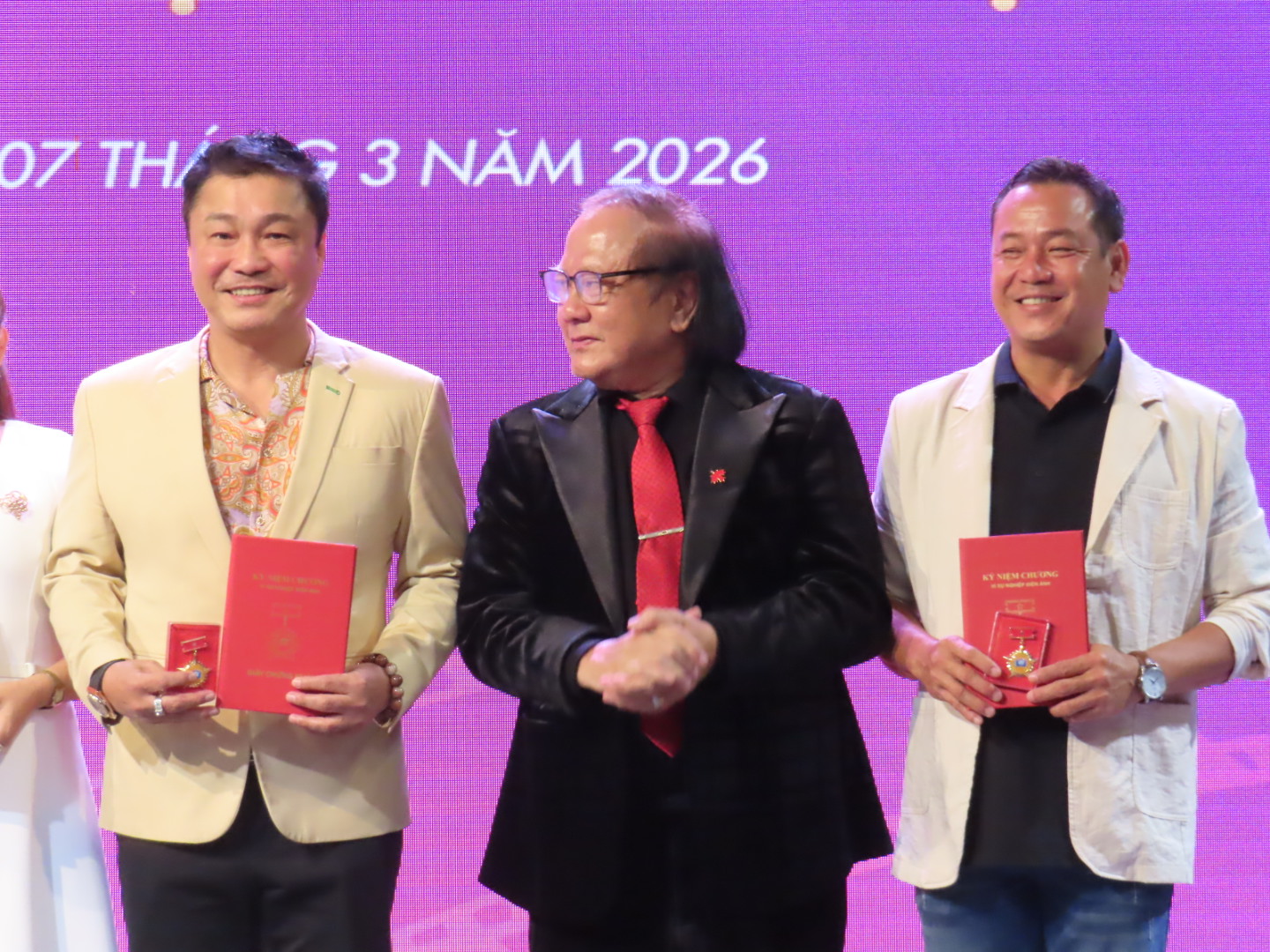 PGS-TS Đỗ Lệnh Hùng Tú (giữa) trao thưởng cho diễn viên Lý Hùng (trái) và diễn viên Quyền Lộc (phải)