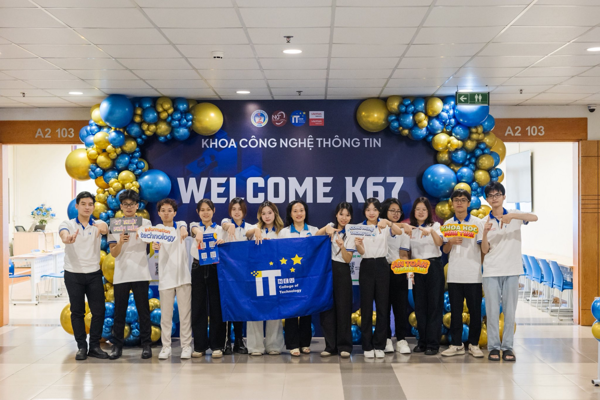 Sinh viên Đại học Kinh tế Quốc dân tại Ngày hội tư vấn tuyển sinh - hướng nghiệp năm 2025. Ảnh: N.E.U