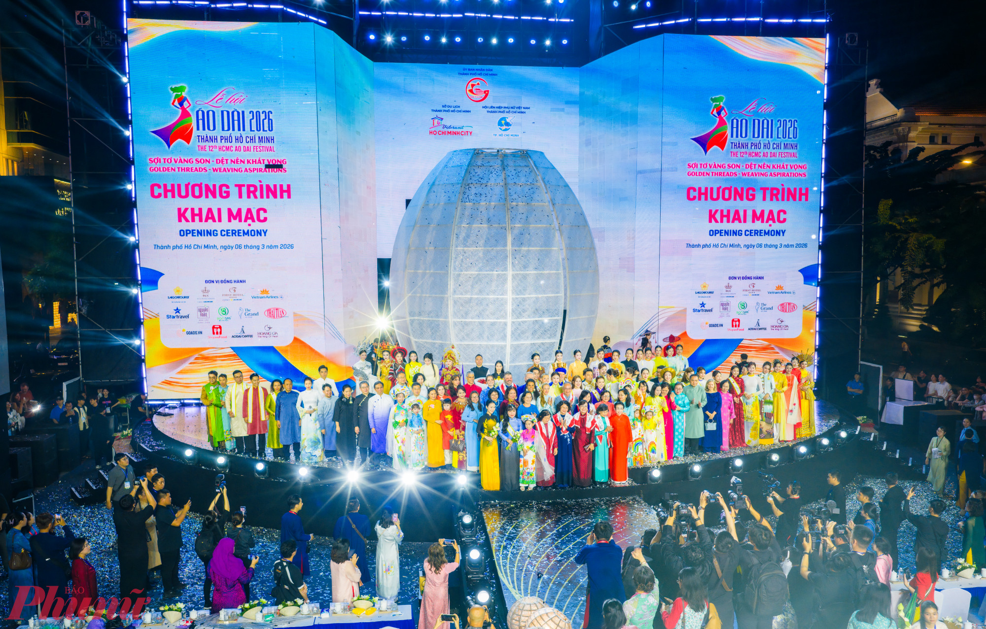 Lễ hội Áo dài TP.HCM 2026 mang chủ đề “Sợi tơ vàng son - Dệt nên khát vọng”, lấy cảm hứng từ hình tượng sợi tơ vàng – tinh túy của lụa là, gấm vóc Việt Nam. Hình ảnh sợi tơ mềm mại nhưng bền chặt tượng trưng cho dòng chảy di sản lâu đời và sức sống bền bỉ của văn hóa dân tộc.