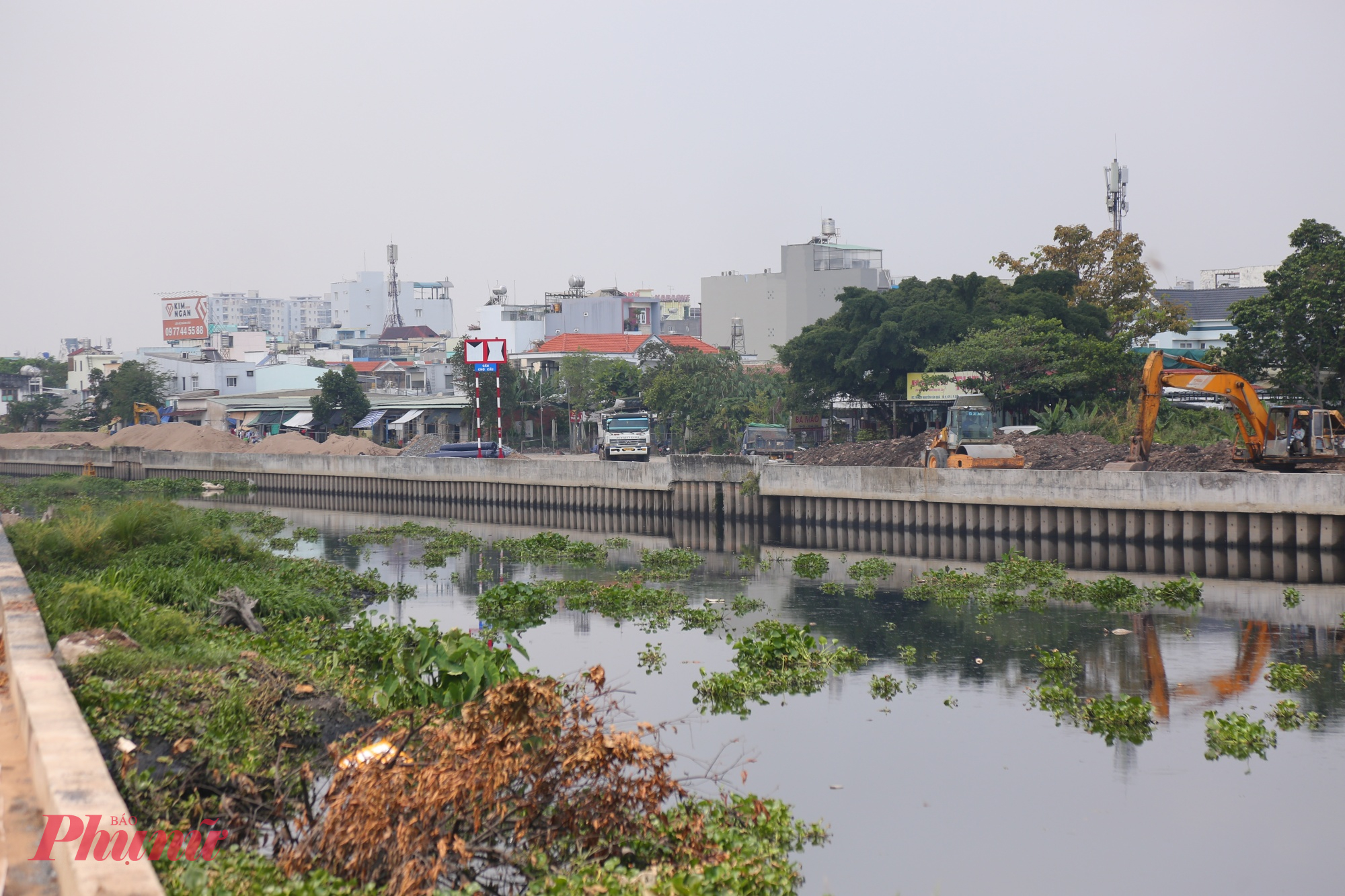 Theo Sở Xây dựng TPHCM, lũy kế khối lượng hoàn thành các hạng mục chính của dự án hiện đạt khoảng 65%. Hiện toàn bộ 10 gói thầu xây lắp chính đều trễ tiến độ.