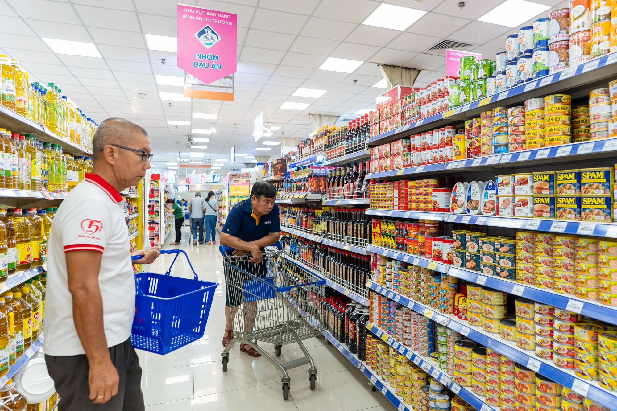 Song song đó, nhiều mặt hàng thường được lựa chọn làm quà tặng như mỹ phẩm, sản phẩm chăm sóc cá nhân, thời trang… cũng được giảm giá từ 30-40%. 