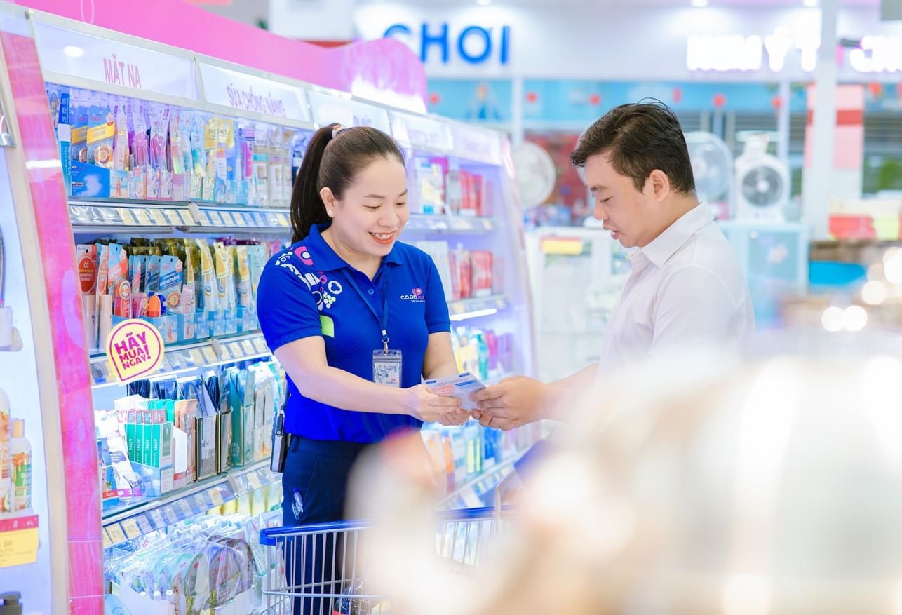 Một số nhân viên bán hàng cho biết năm nay khách chủ yếu chọn các món quà nhỏ, giá vừa phải hoặc mua kèm trong lúc đi siêu thị mua thực phẩm, thay vì chủ động đến tìm quà như những năm trước.