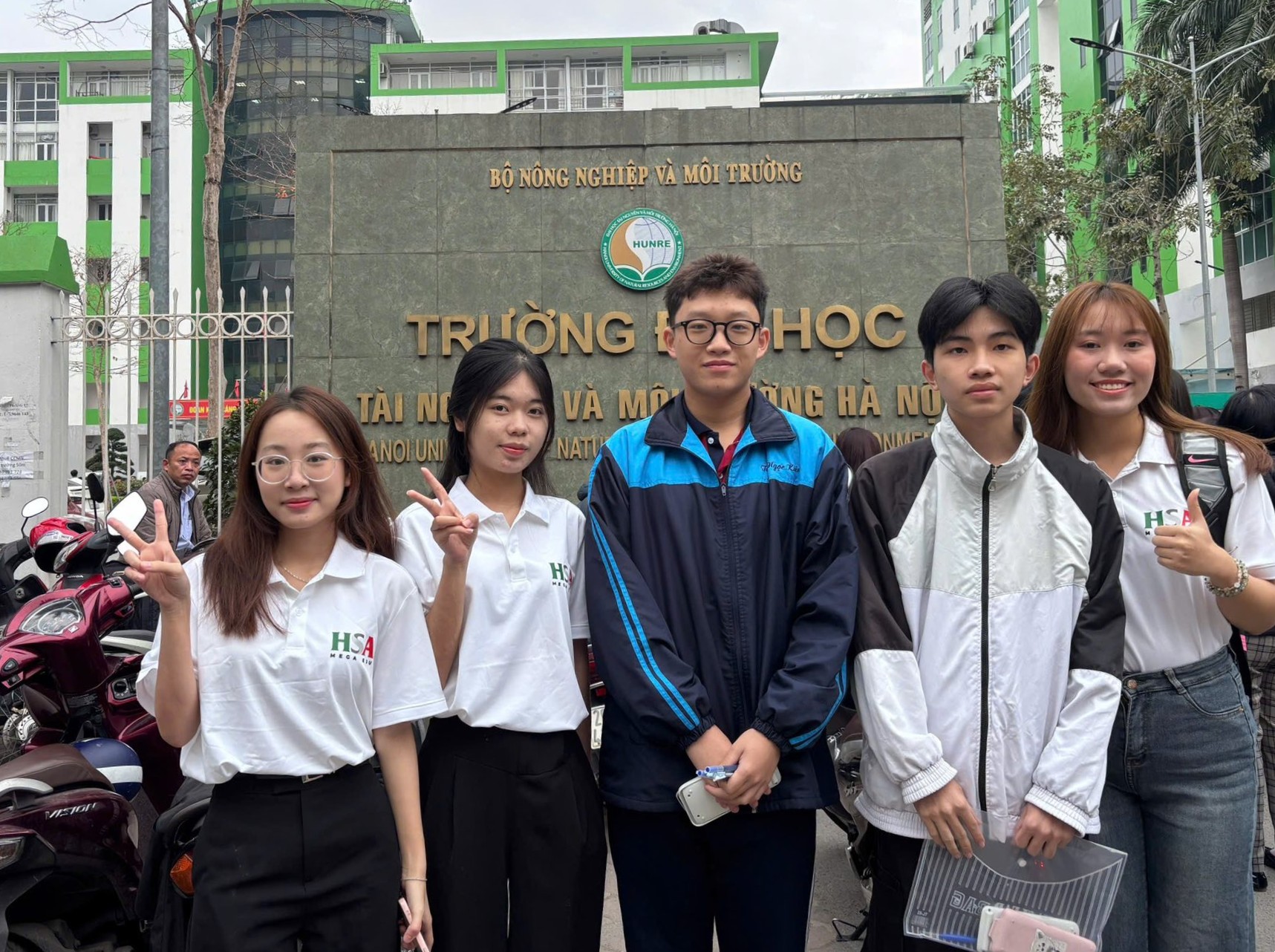 Các thí sinh tham dự kỳ thi Đánh giá năng lực HSA tại điểm thi Trường đại học Tài nguyên - Môi trường. Ảnh: H.M