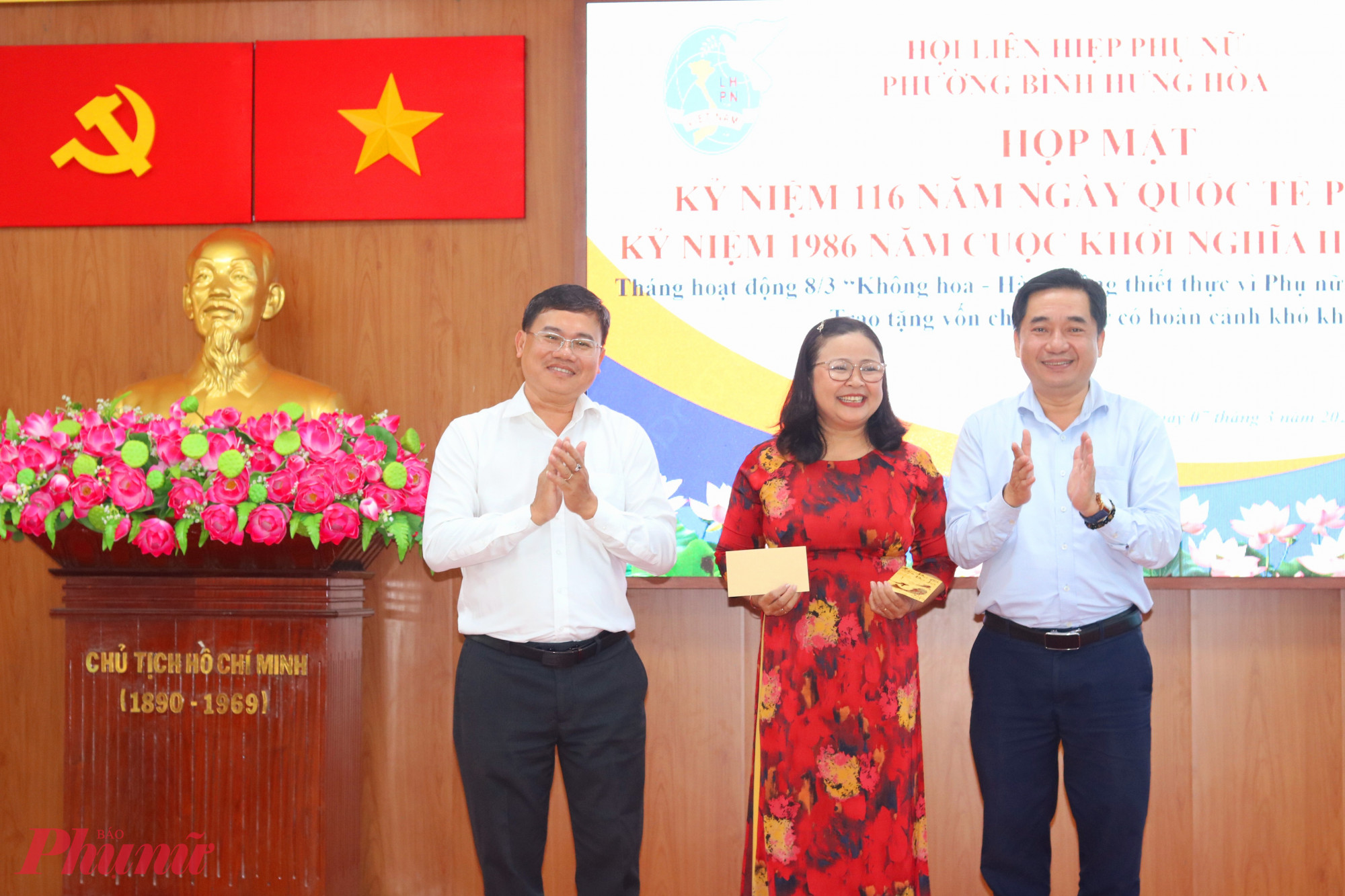 Dịp 8/3 năm nay, thay vì mua hoa tặng như mọi năm, Đảng ủy – UBND phường Bình Hưng Hòa đã ủng hộ kinh phí cho Hội LHPN phường thực hiện các hoạt động chăm lo phụ nữ, trẻ em trên địa bàn. Trong ảnh, bà Nguyễn Thị Minh Hậu – Phó chủ tịch Ủy ban MTTQ Việt Nam phường Bình Hưng Hòa, Chủ tịch Hội LHPN phường thay mặt chị em nhận món quà thiết thực từ ông Mai Tiến Dũng – Phó bí thư thường trực Đảng ủy phường (bìa phải) và ông Phạm Hoàng Khanh – Phó chủ tịch UBND phường - Ảnh: Mẫn Nhi