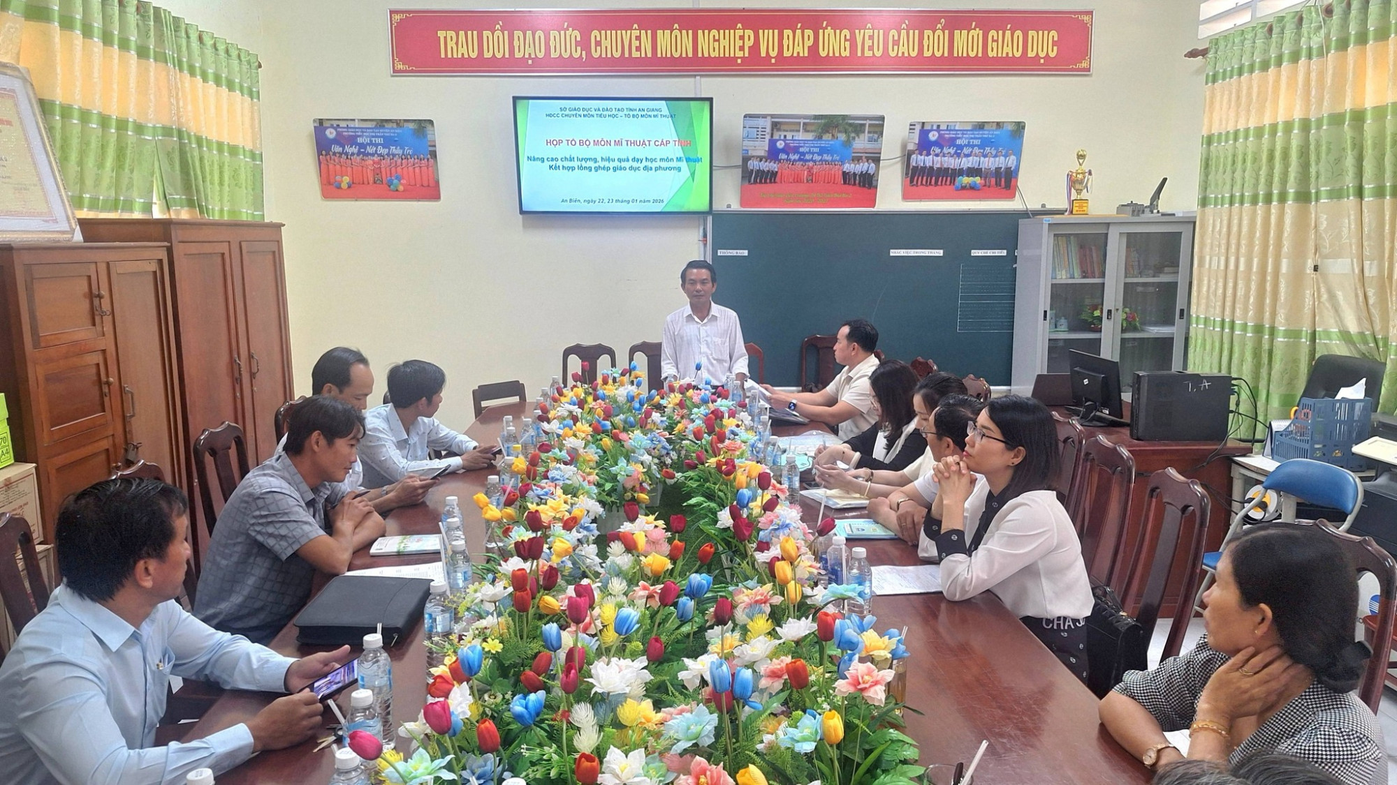 Một buổi họp của giáo viên Trường tiểu học Phú Hòa, tỉnh An Giang. Ảnh: T.K.N