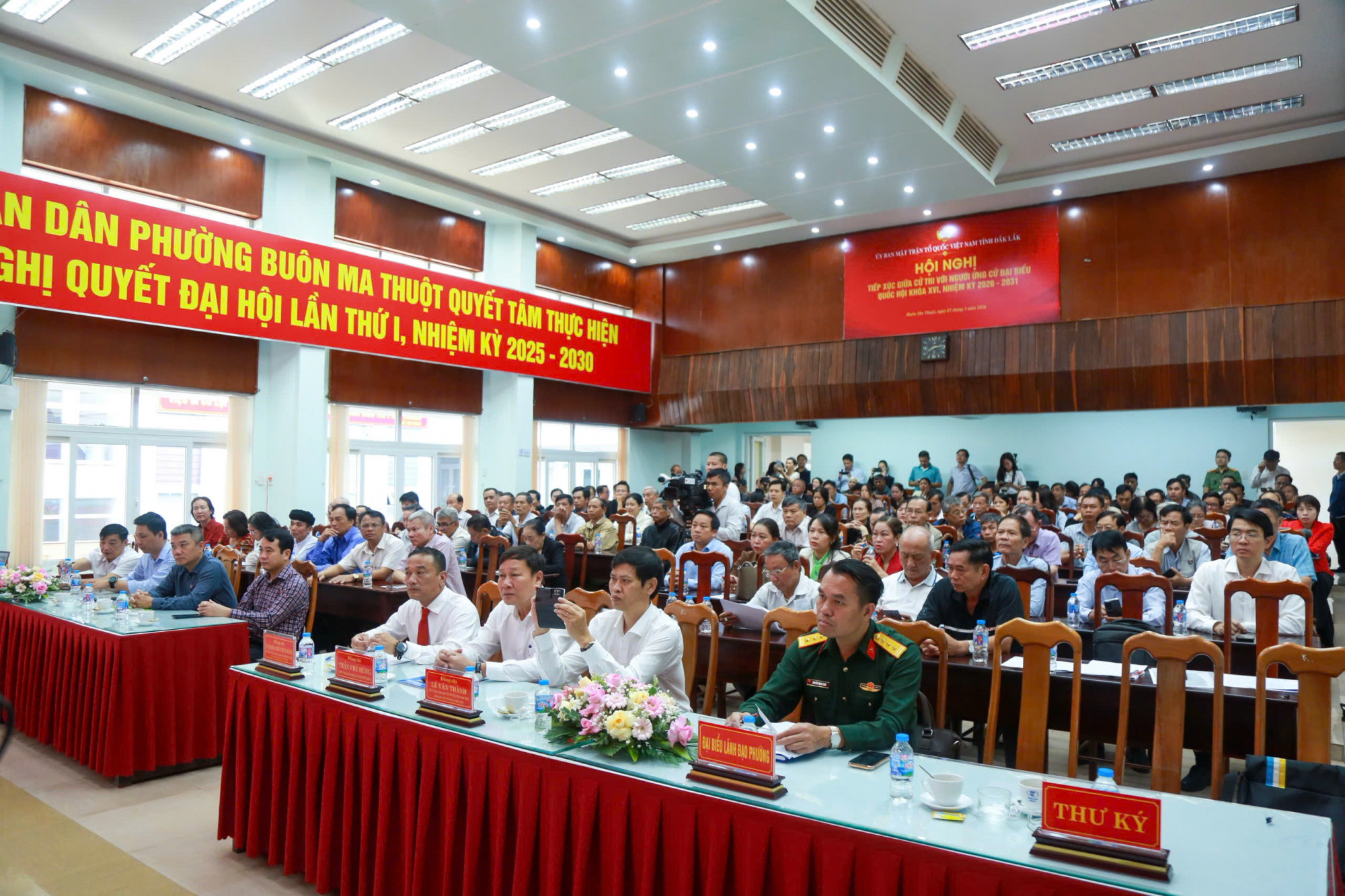  Hội nghị tiếp xúc cử tri thu hút đông đảo cử tri phường Buôn Ma Thuột tham dự - ảnh: A.T.