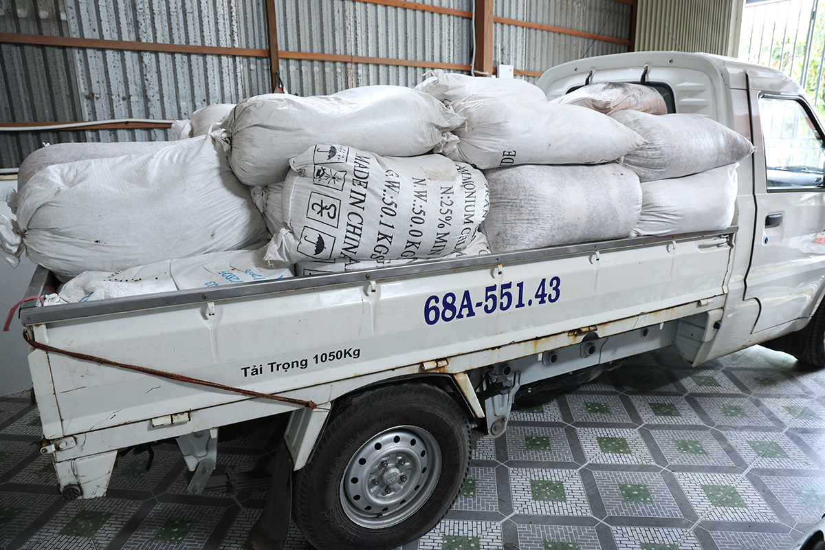 Số lượng phân bón được đưa lên xe chuẩn bị chuyển đi các nơi... Ảnh: CTV
