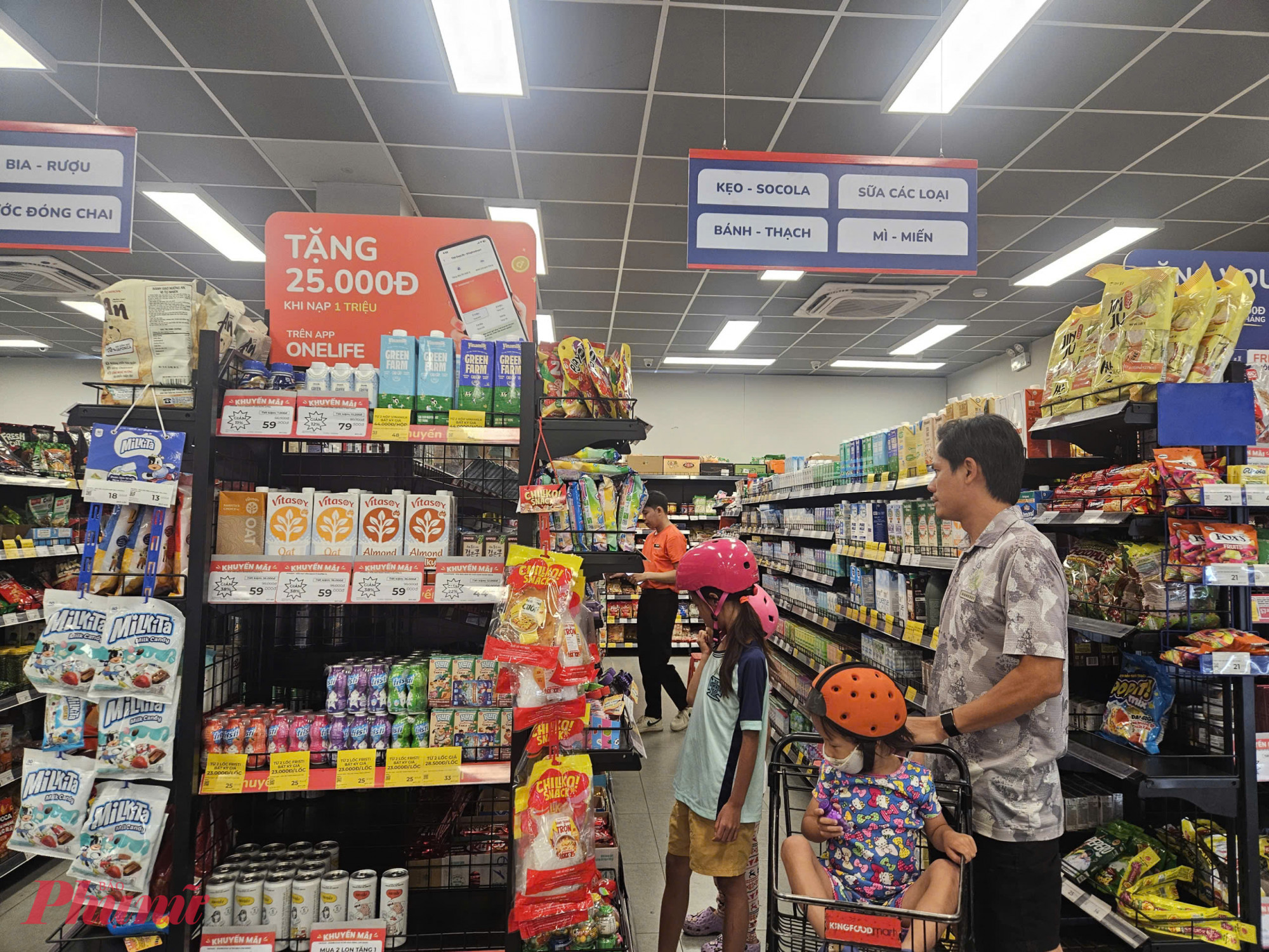 Không chỉ hoa tươi, tâm lý thắt chặt chi tiêu cũng khiến thị trường quà tặng dịp 8/3 nhìn chung khá trầm lắng. 